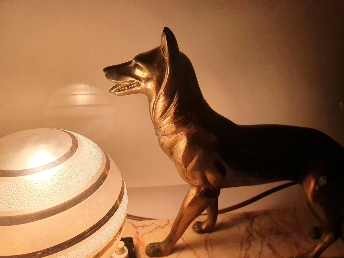 lampe-table-chien-regule-socle-marbre-allumee-3