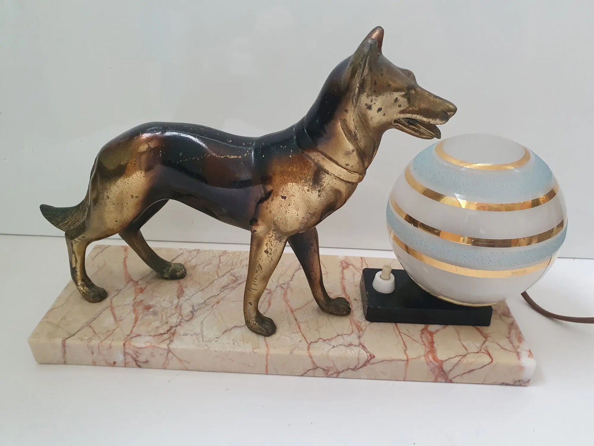 lampe-table-chien-regule-socle-marbre-cote-1