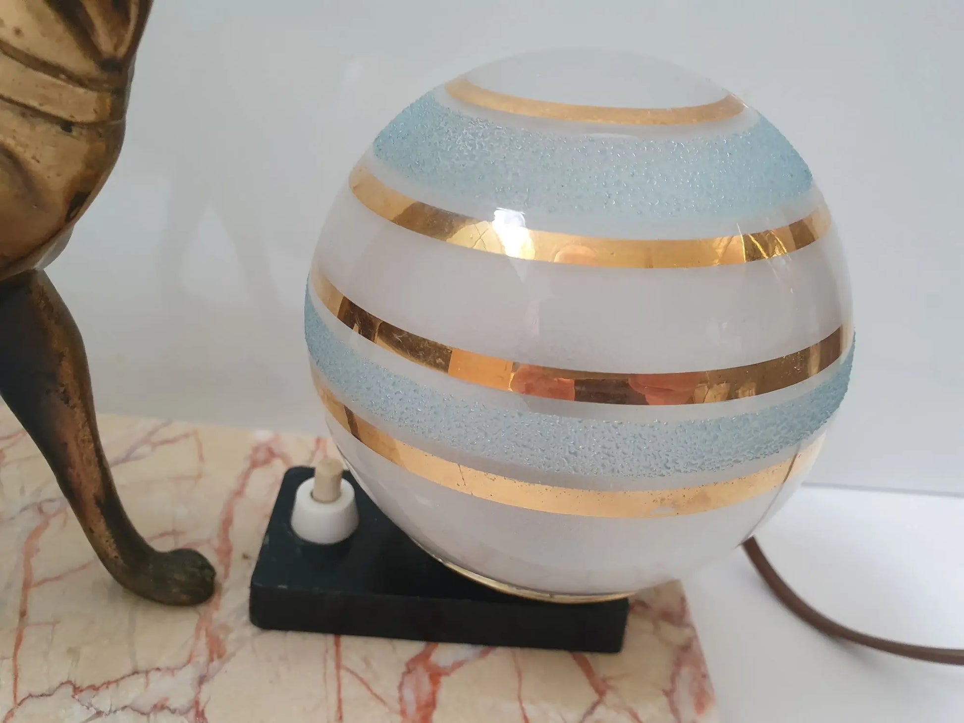 lampe-table-chien-regule-socle-marbre-globe