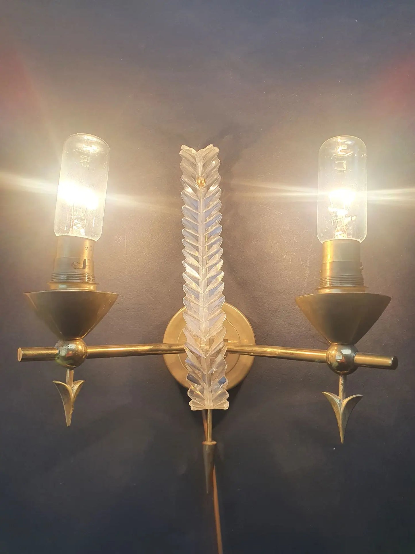 paire-appliques-fleches-feuille-art-deco-anciennes-vintage-allumee-1