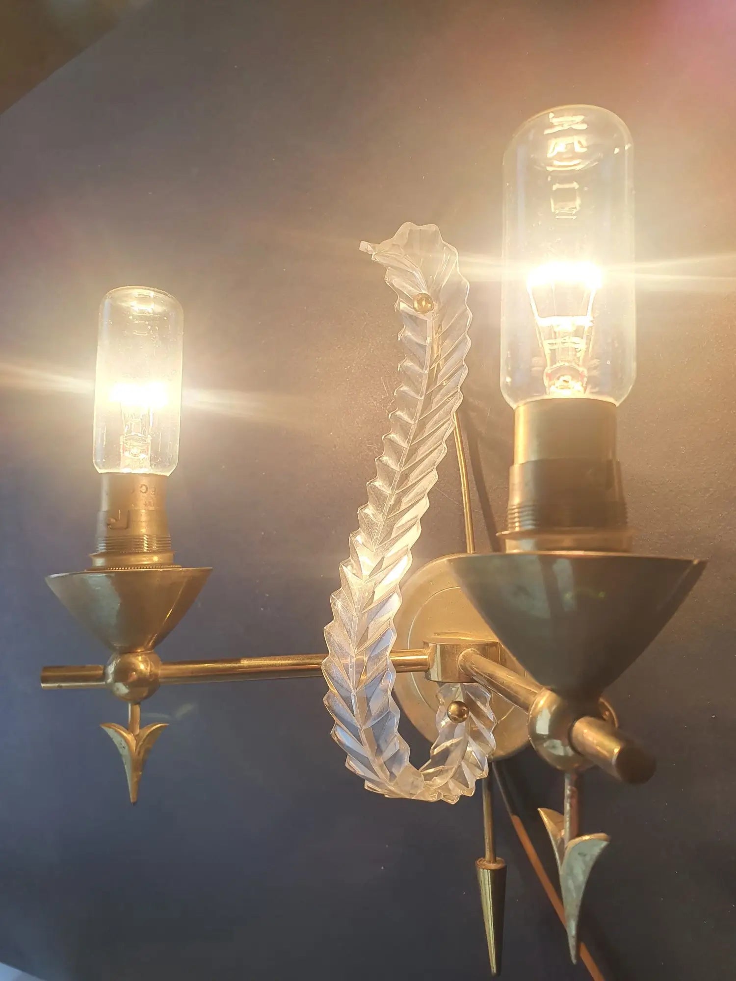 paire-appliques-fleches-feuille-art-deco-anciennes-vintage-allumee-2