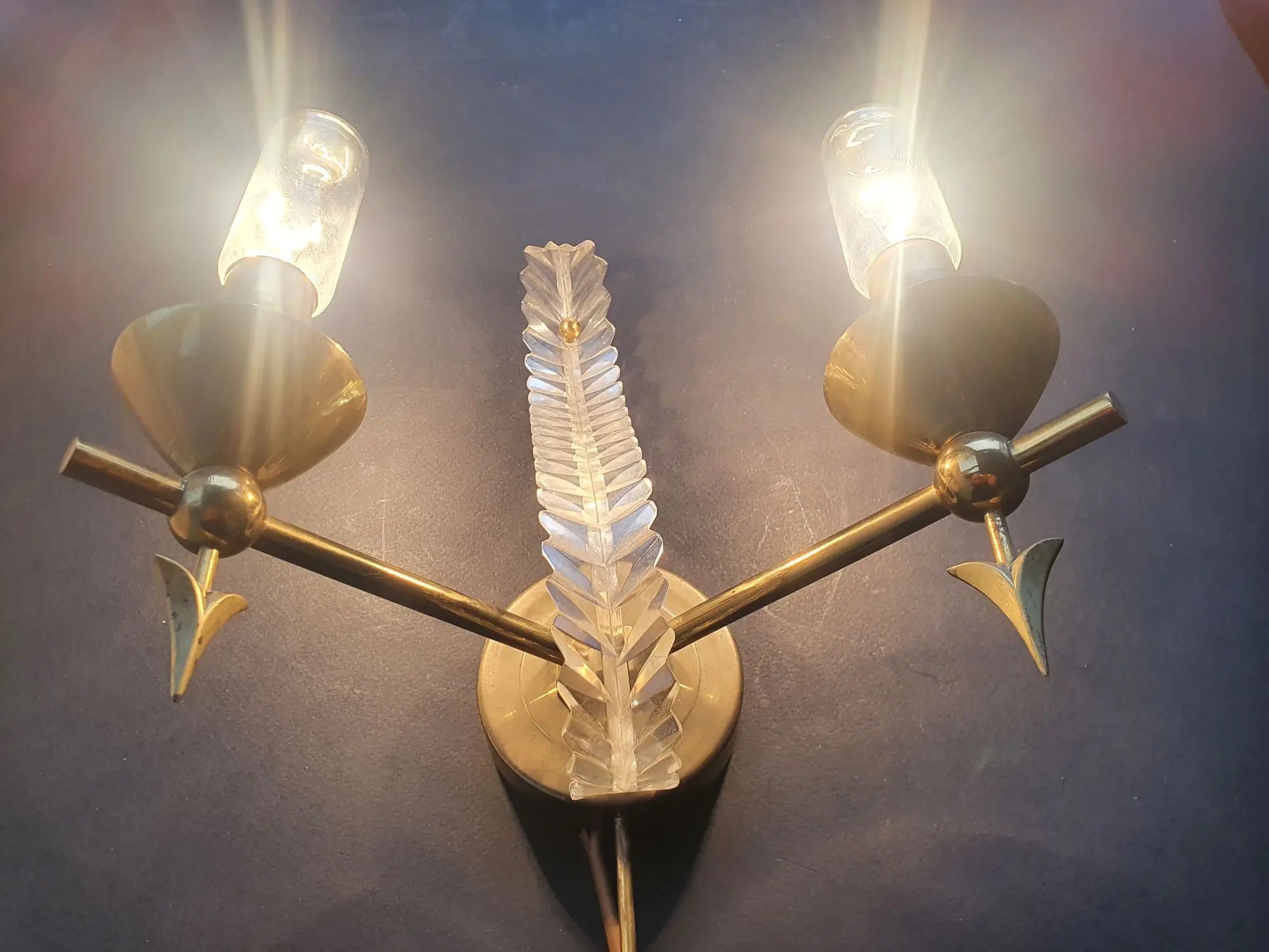 paire-appliques-fleches-feuille-art-deco-anciennes-vintage-allumee-3