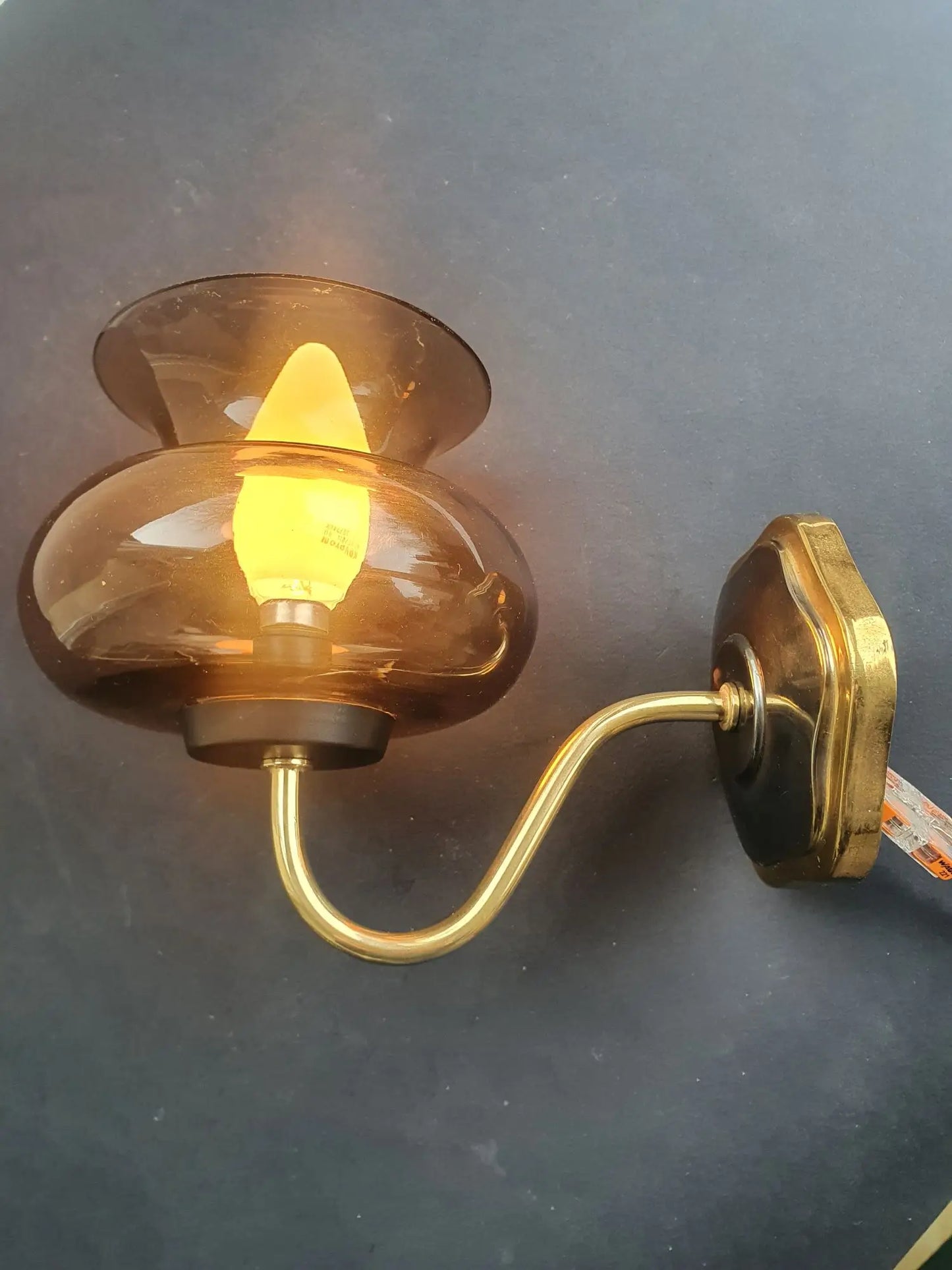 paire-appliques-laiton-dore-verre-fume-anciennes-allumee-1