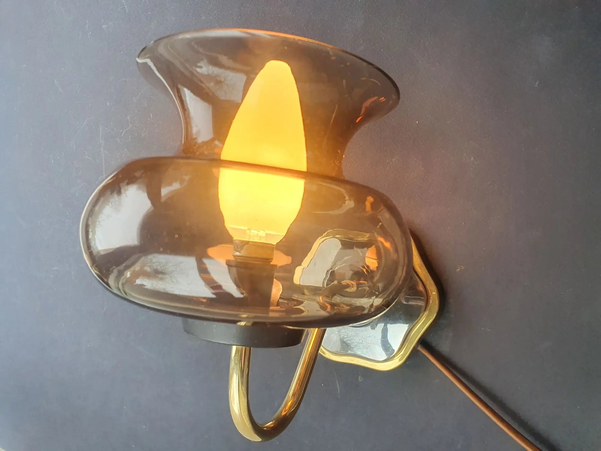 paire-appliques-laiton-dore-verre-fume-anciennes-allumee-3