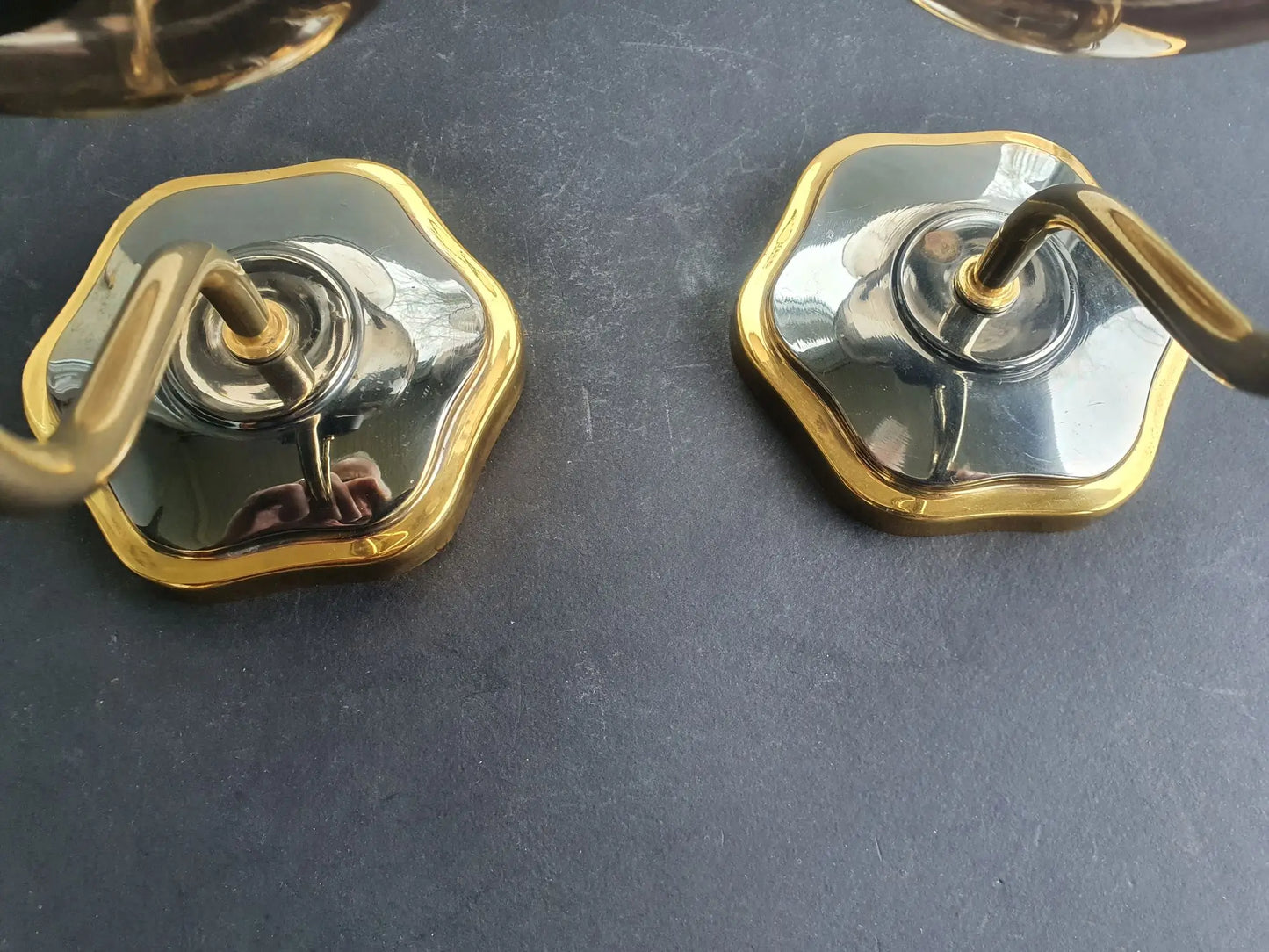 paire-appliques-laiton-dore-verre-fume-anciennes-detail-1