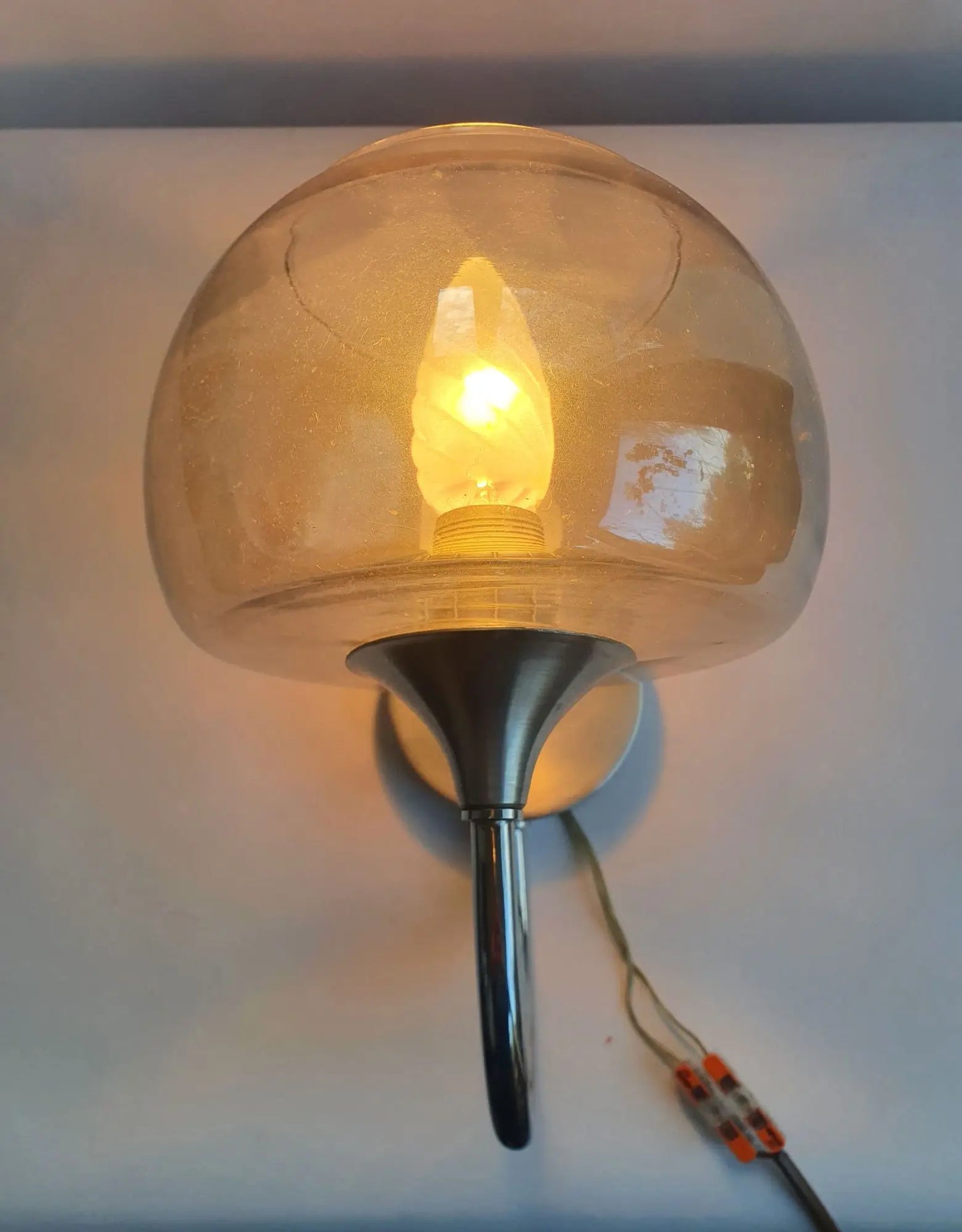 paire-appliques-metal-chrome-verre-fume-annees-80-vintage-anciennes-allumee-1