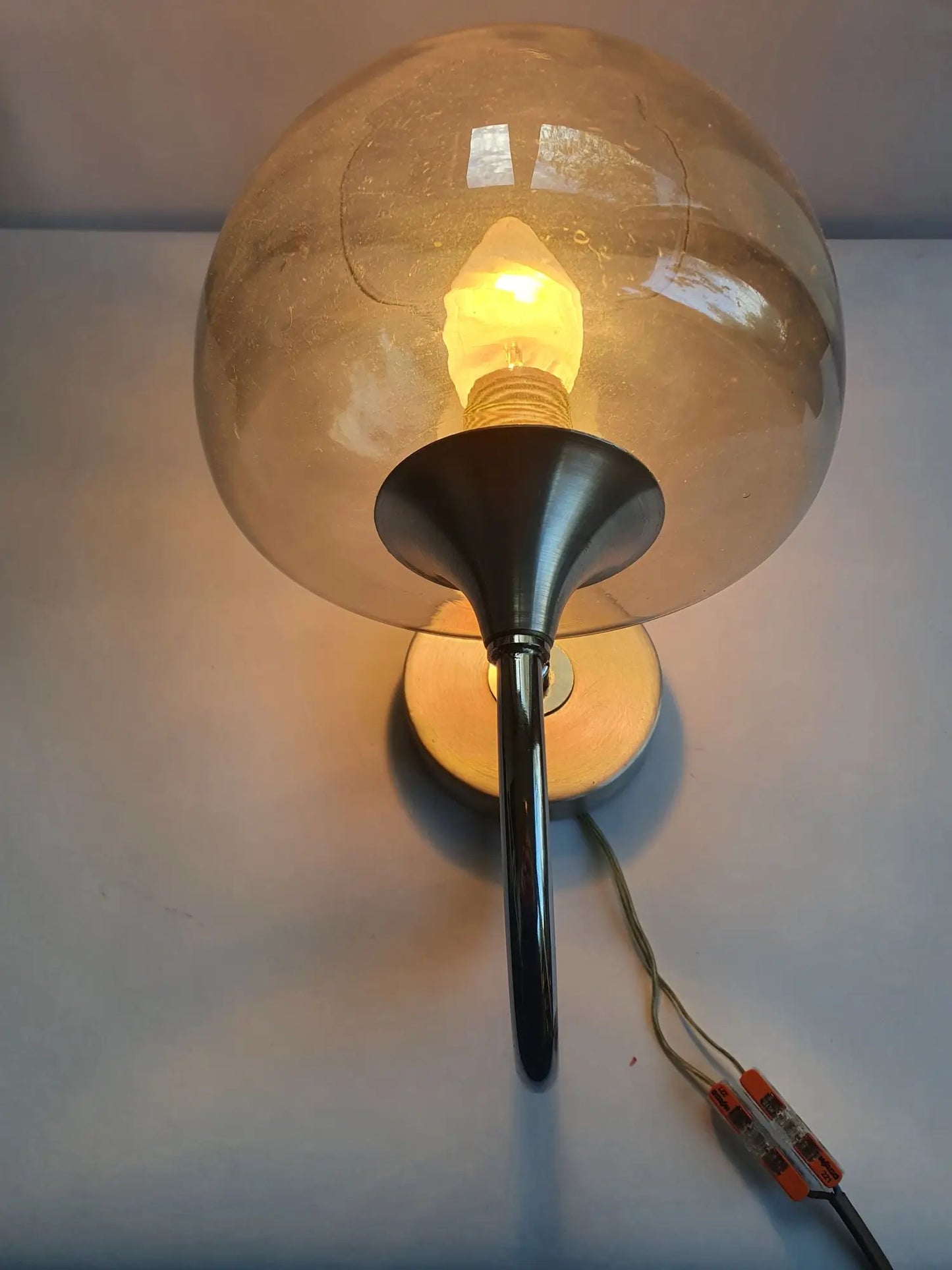 paire-appliques-metal-chrome-verre-fume-annees-80-vintage-anciennes-allumee-2