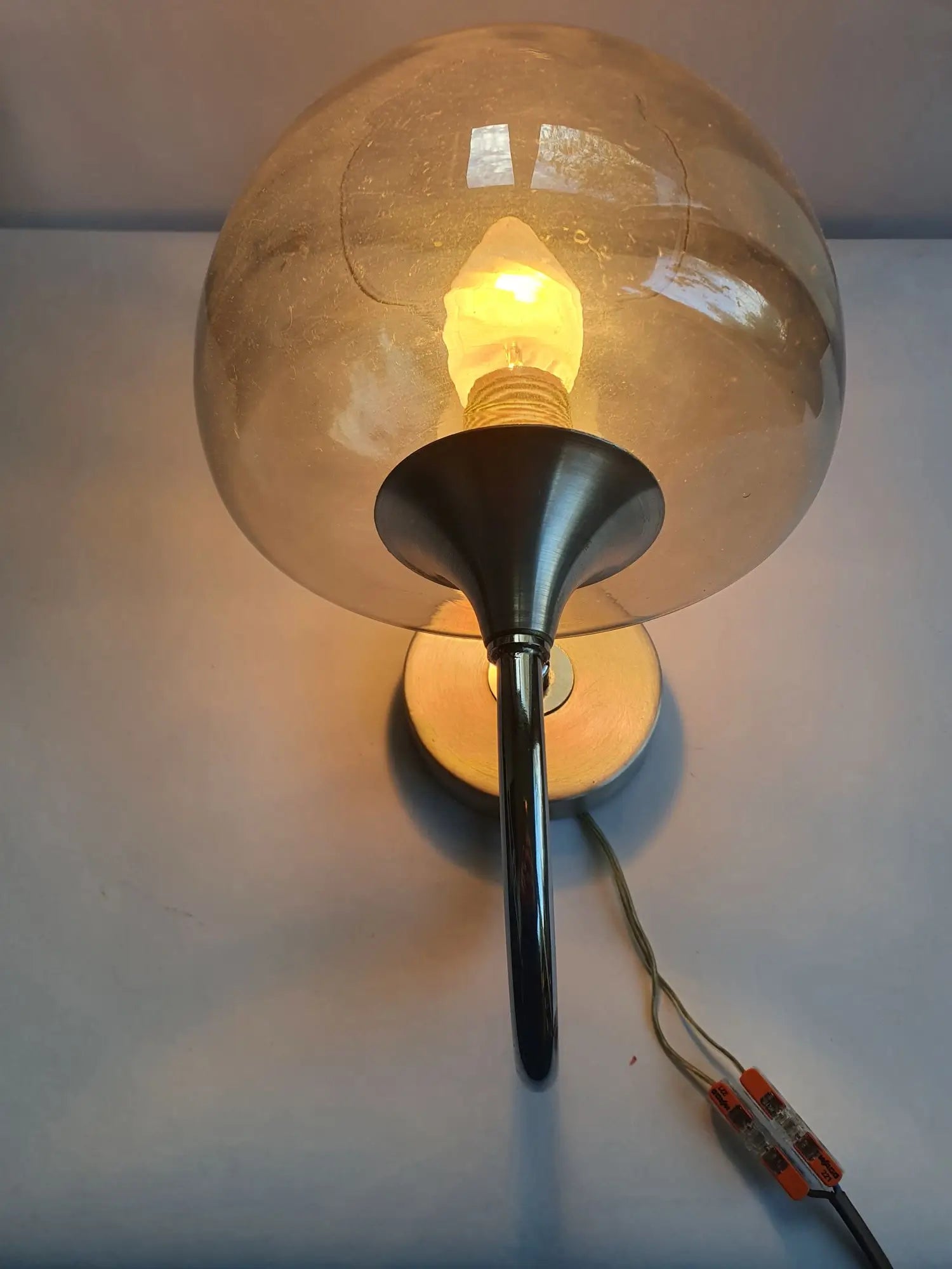 paire-appliques-metal-chrome-verre-fume-annees-80-vintage-anciennes-allumee-2