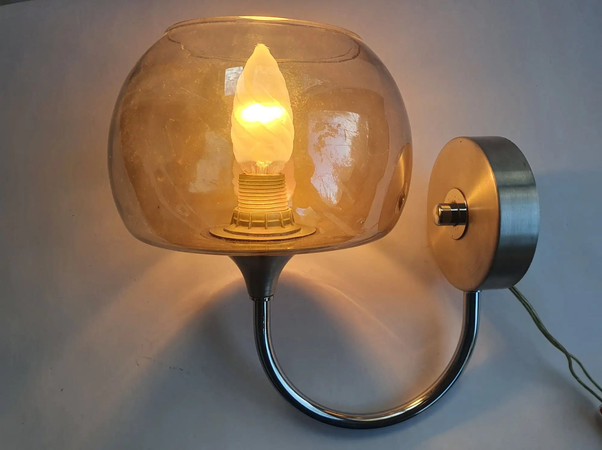 paire-appliques-metal-chrome-verre-fume-annees-80-vintage-anciennes-allumee-3