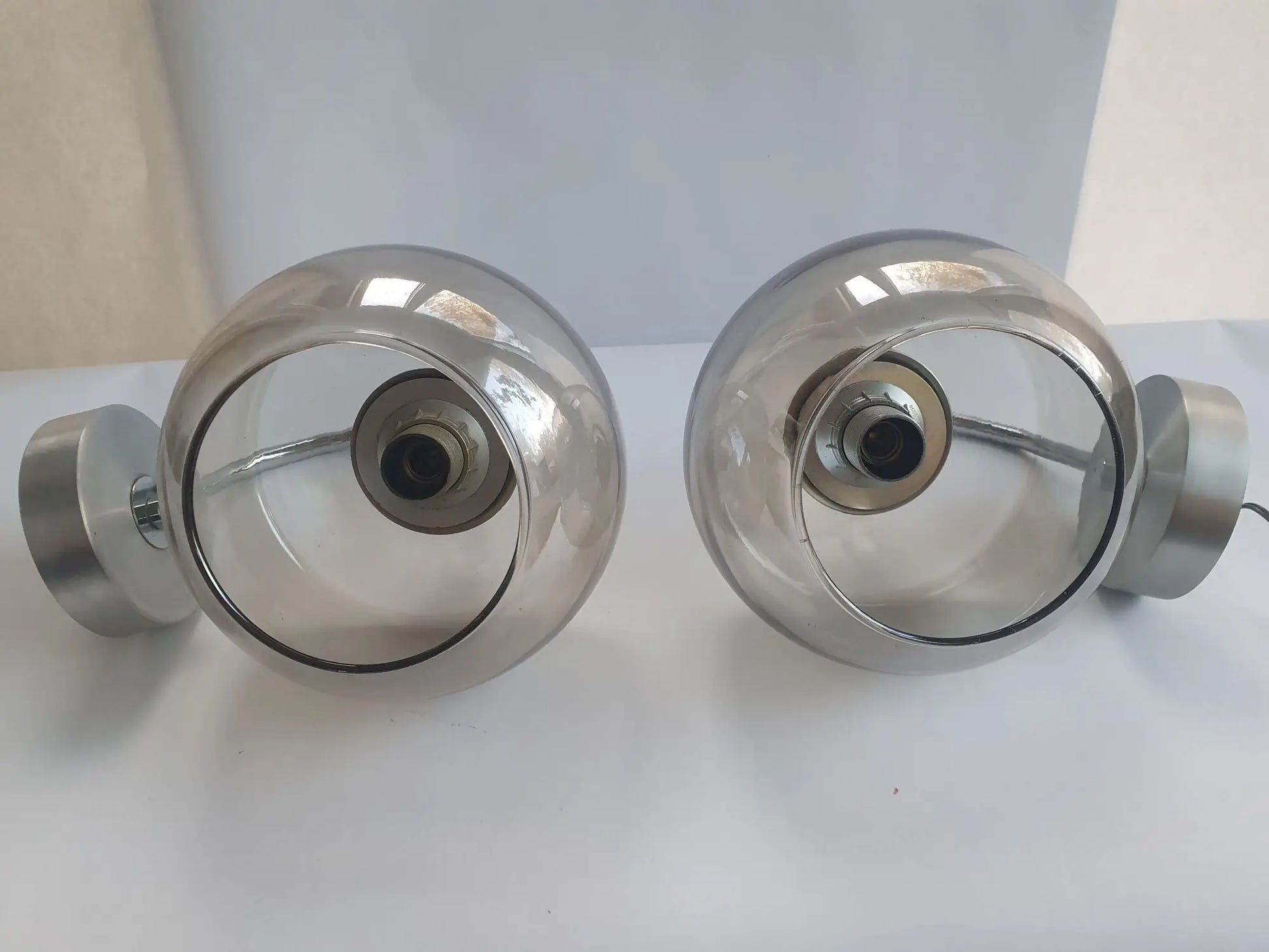 paire-appliques-metal-chrome-verre-fume-annees-80-vintage-anciennes-dessus