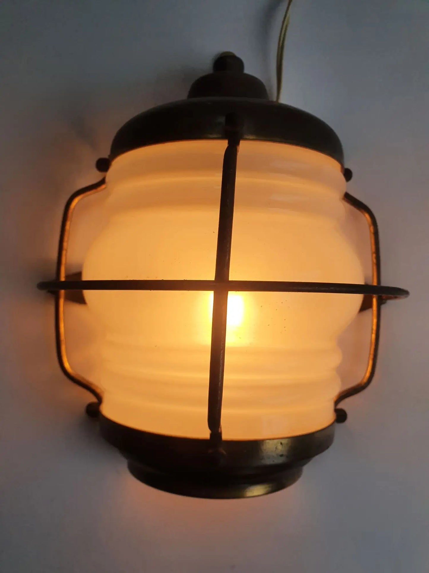 paire-appliques-murales-anciennes-style-lanterne-marine-hublot-industrielle-allumee-1