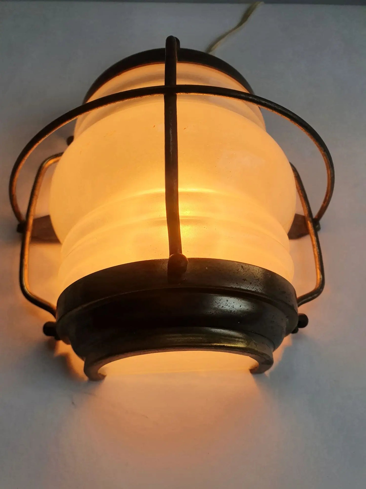 paire-appliques-murales-anciennes-style-lanterne-marine-hublot-industrielle-allumee-2