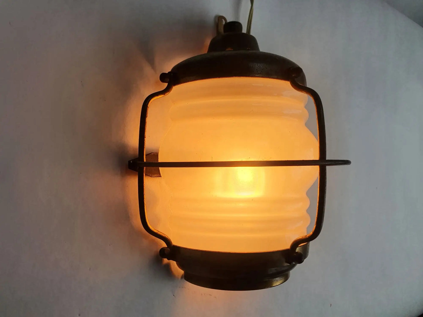 paire-appliques-murales-anciennes-style-lanterne-marine-hublot-industrielle-allumee-3