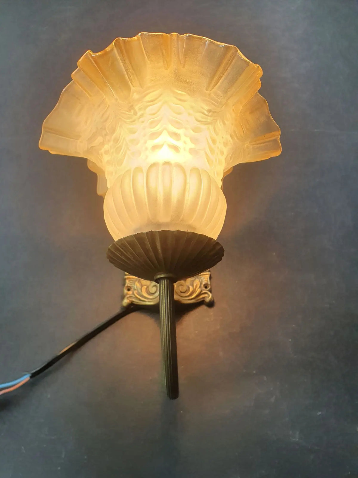 paire-appliques-murales-art-deco-anciennes-vintage-allumee-2