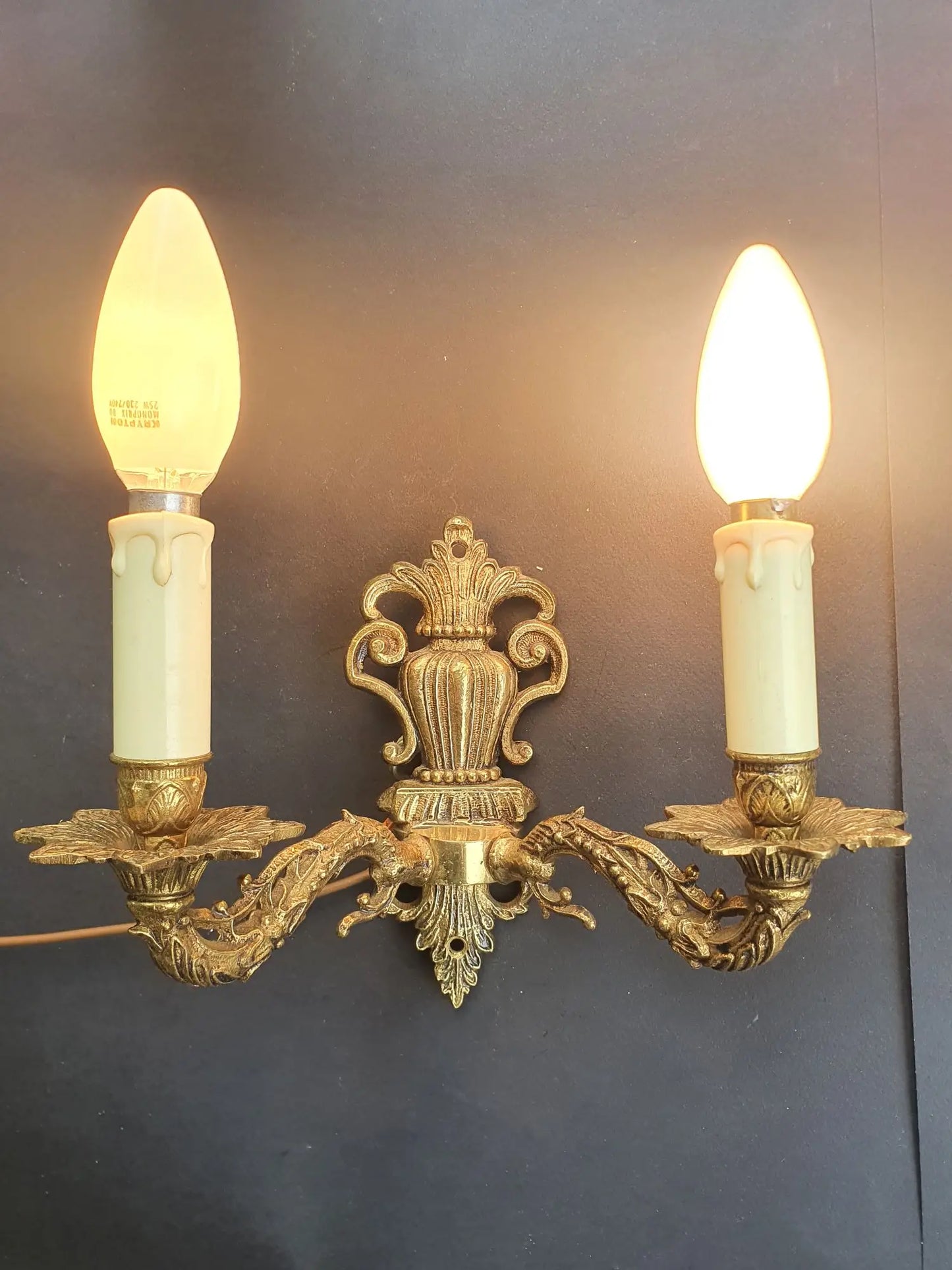 paire-appliques-murales-bougeoirs-anciennes-vintage-empire-napoleoniii-allumee-1