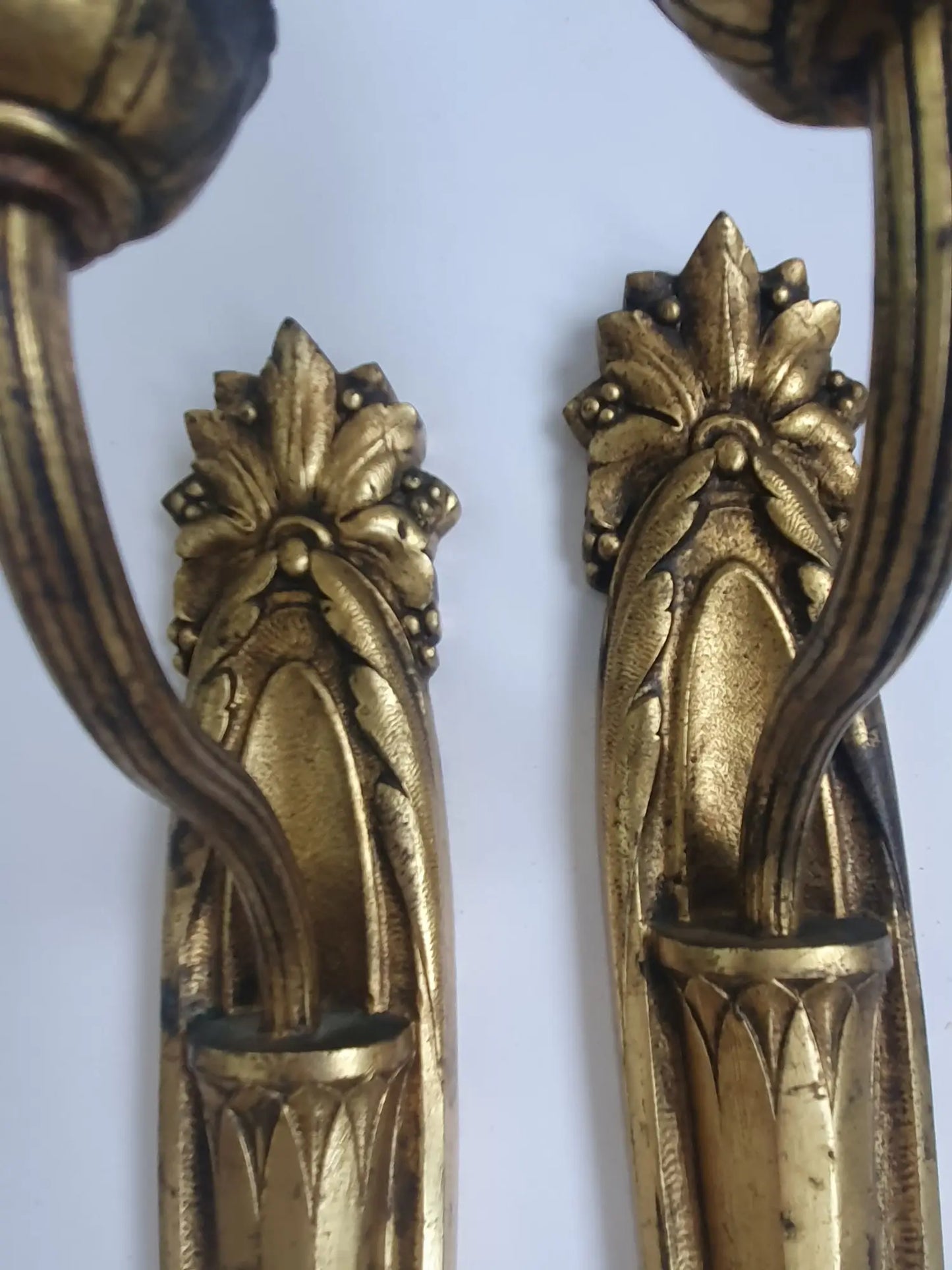 paire-appliques-murales-bougeoirs-bronze-motif-floral-anciennes-detail