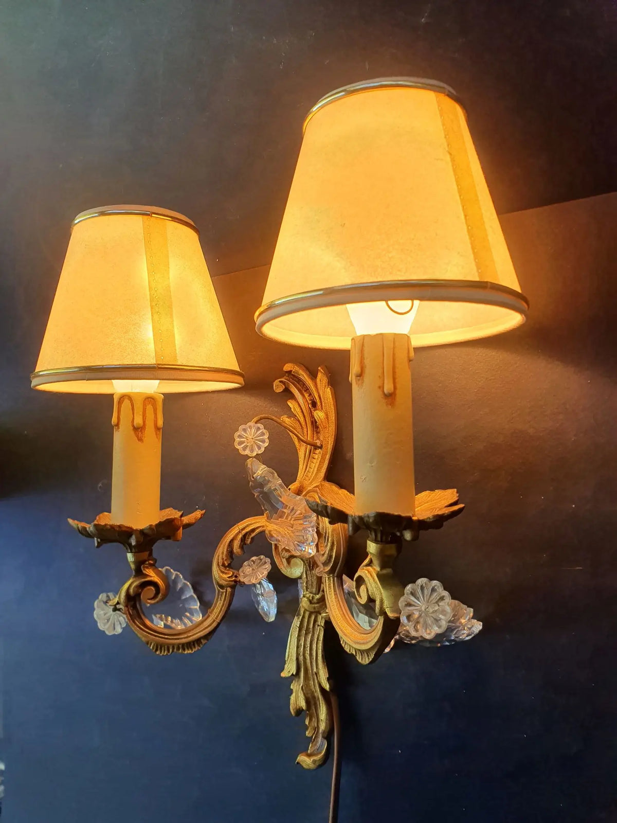 paire-appliques-murales-bougeoirs-pampilles-anciennes-vintage-allumee-1