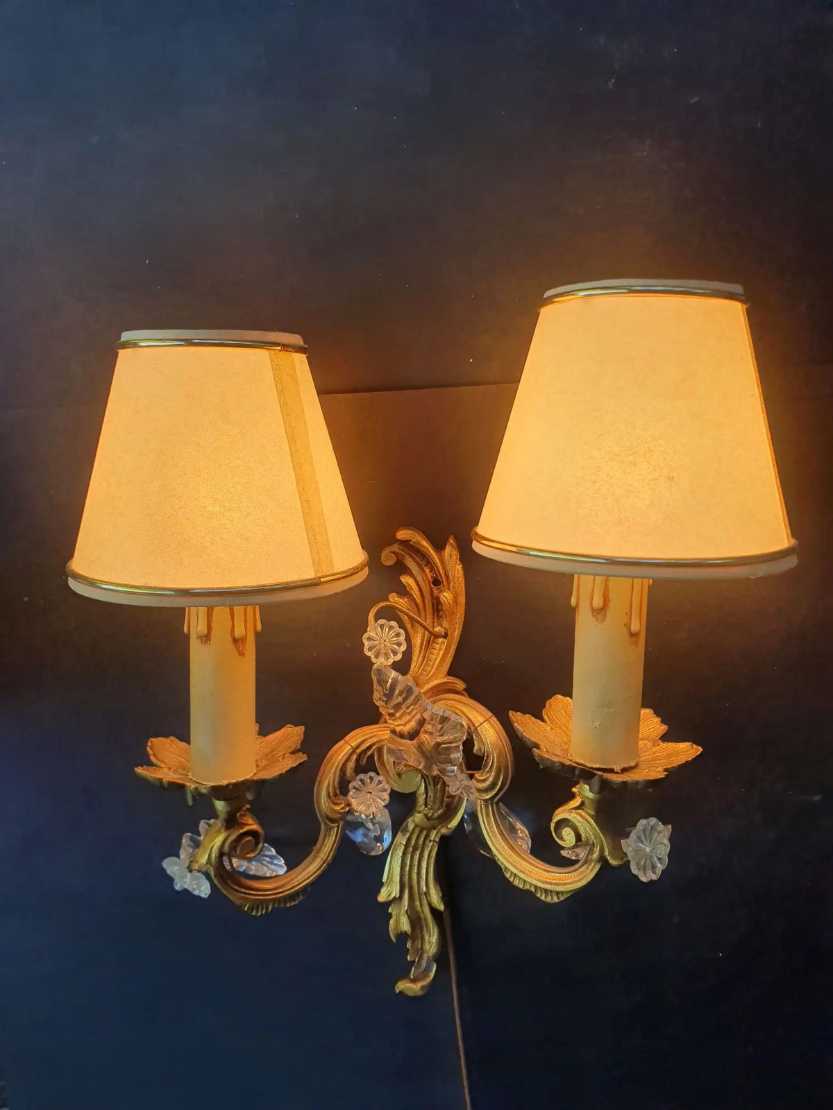 paire-appliques-murales-bougeoirs-pampilles-anciennes-vintage-allumee-2