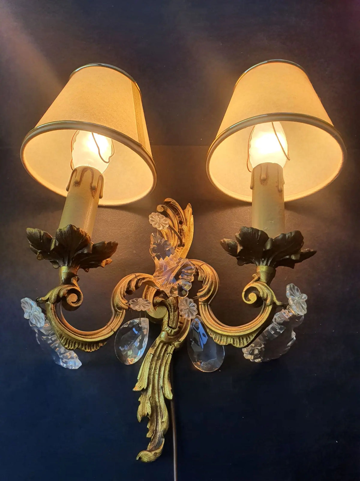 paire-appliques-murales-bougeoirs-pampilles-anciennes-vintage-allumee-3