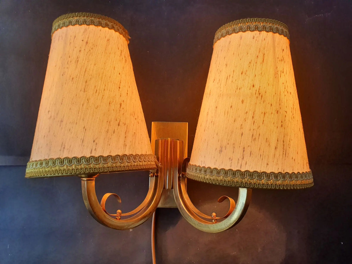 paire-appliques-murales-bronze-abat-jours-annees-40-vintage-anciennes-art-deco-allumee-1