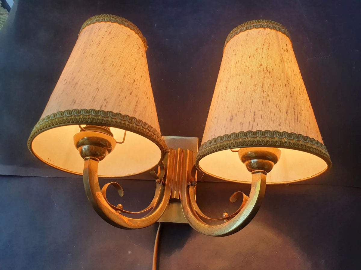 paire-appliques-murales-bronze-abat-jours-annees-40-vintage-anciennes-art-deco-allumee-2