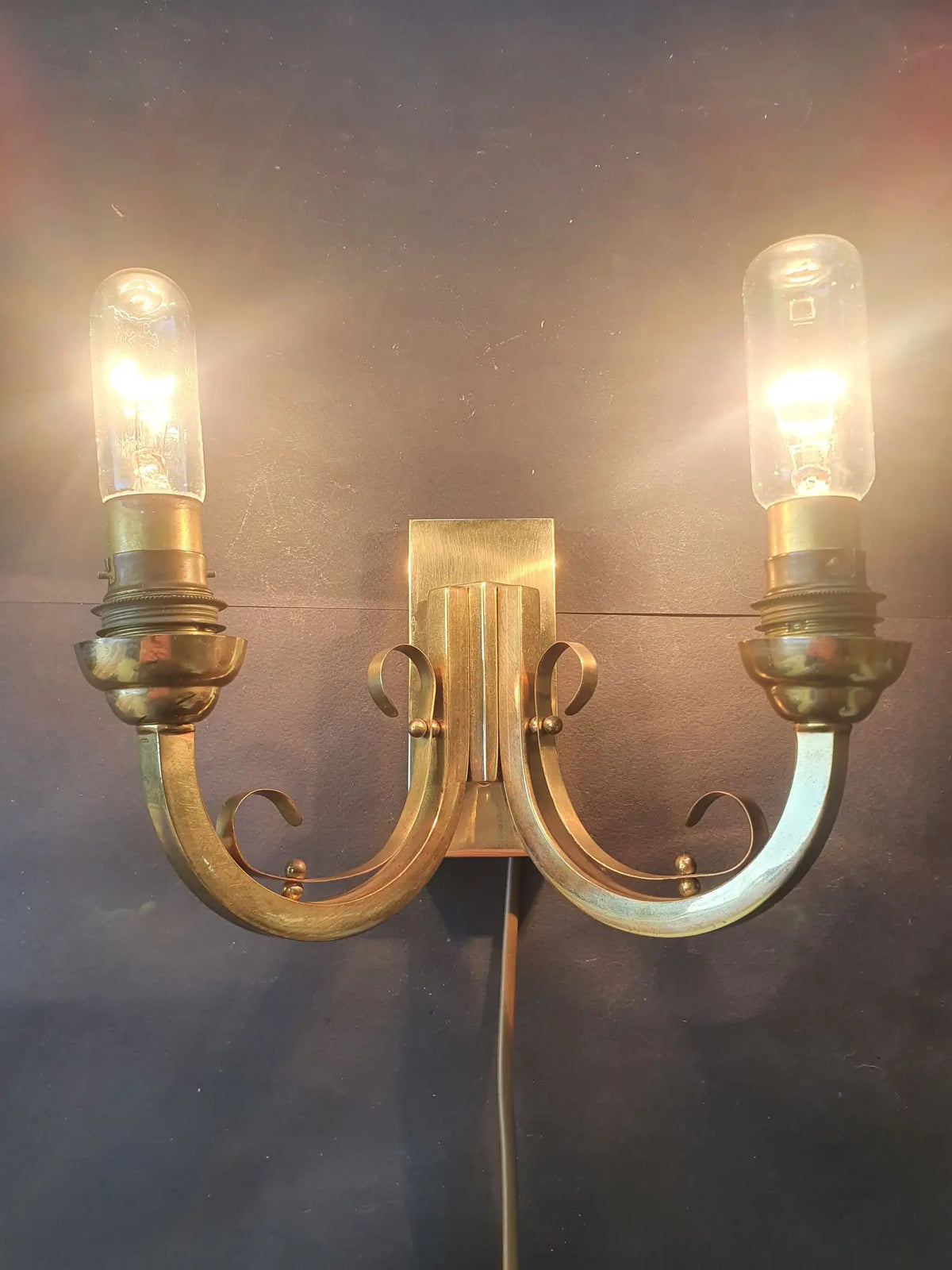 paire-appliques-murales-bronze-abat-jours-annees-40-vintage-anciennes-art-deco-allumee-4