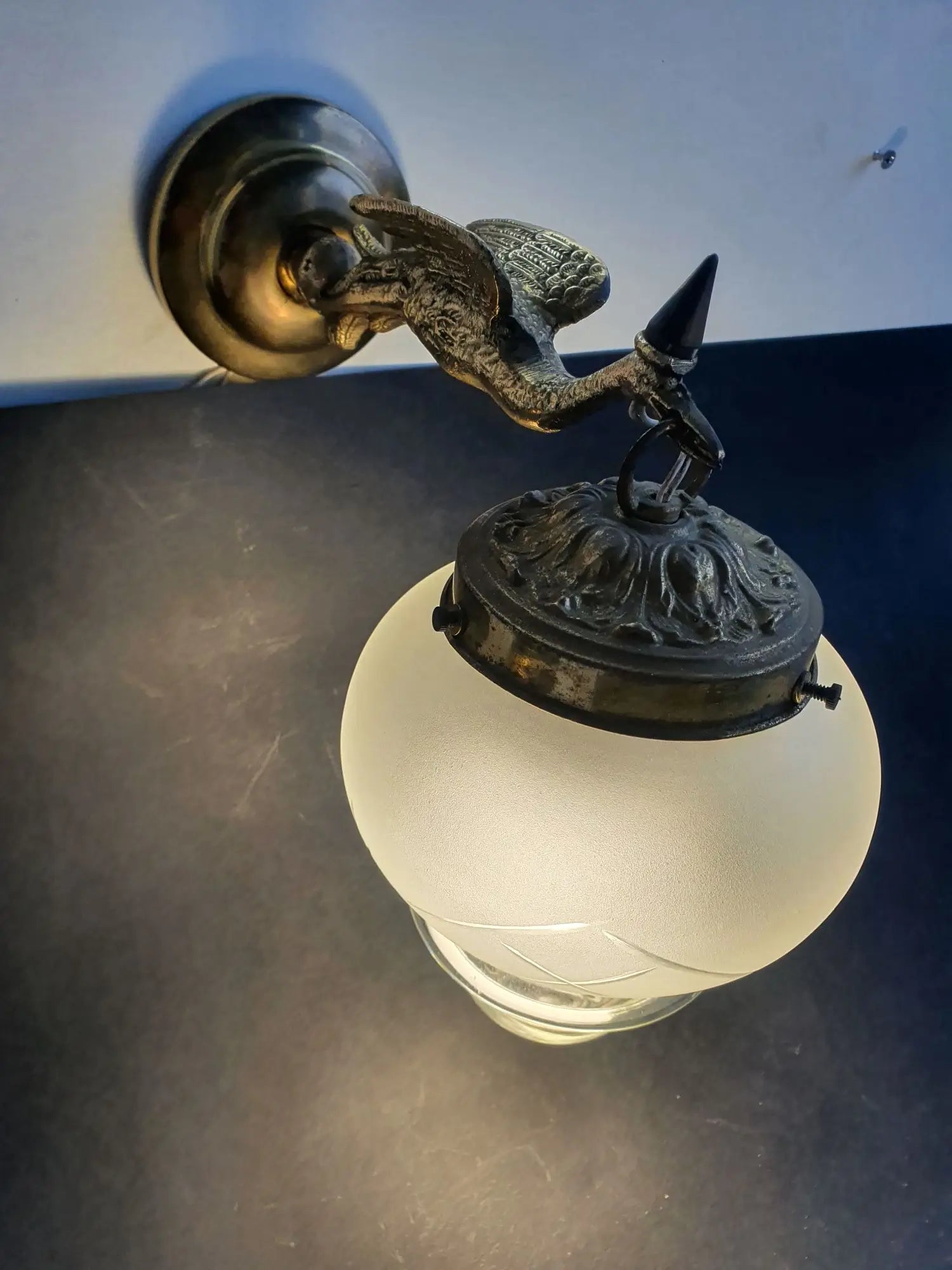 paire-appliques-murales-bronze-anciennes-vintage-allumee-1