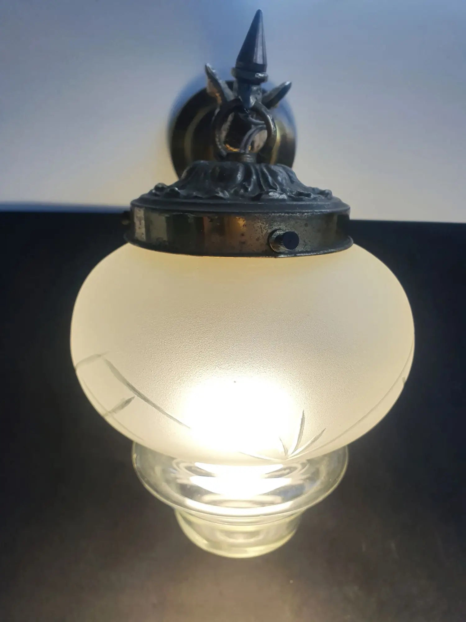 paire-appliques-murales-bronze-anciennes-vintage-allumee-2