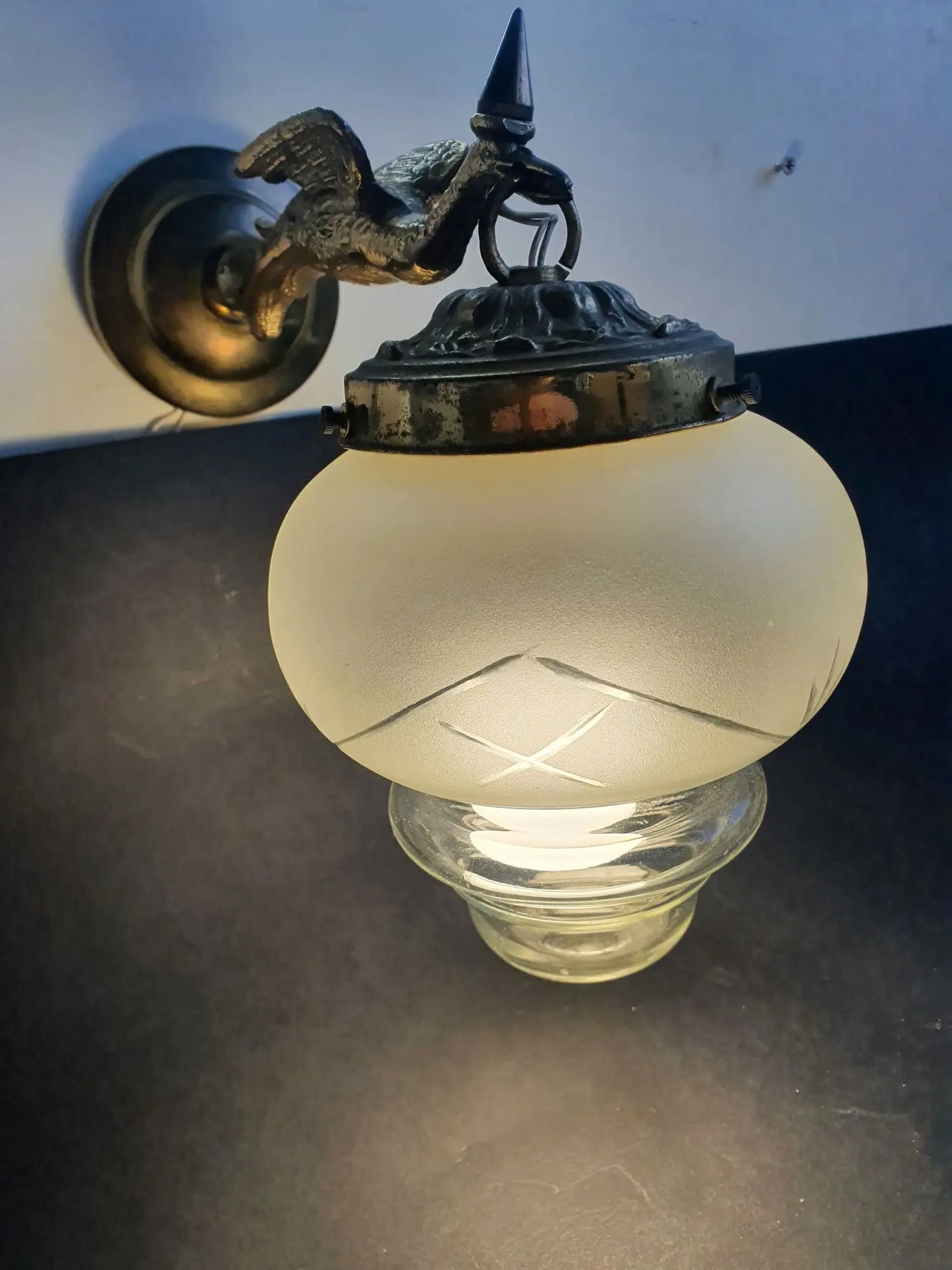 paire-appliques-murales-bronze-anciennes-vintage-allumee-3