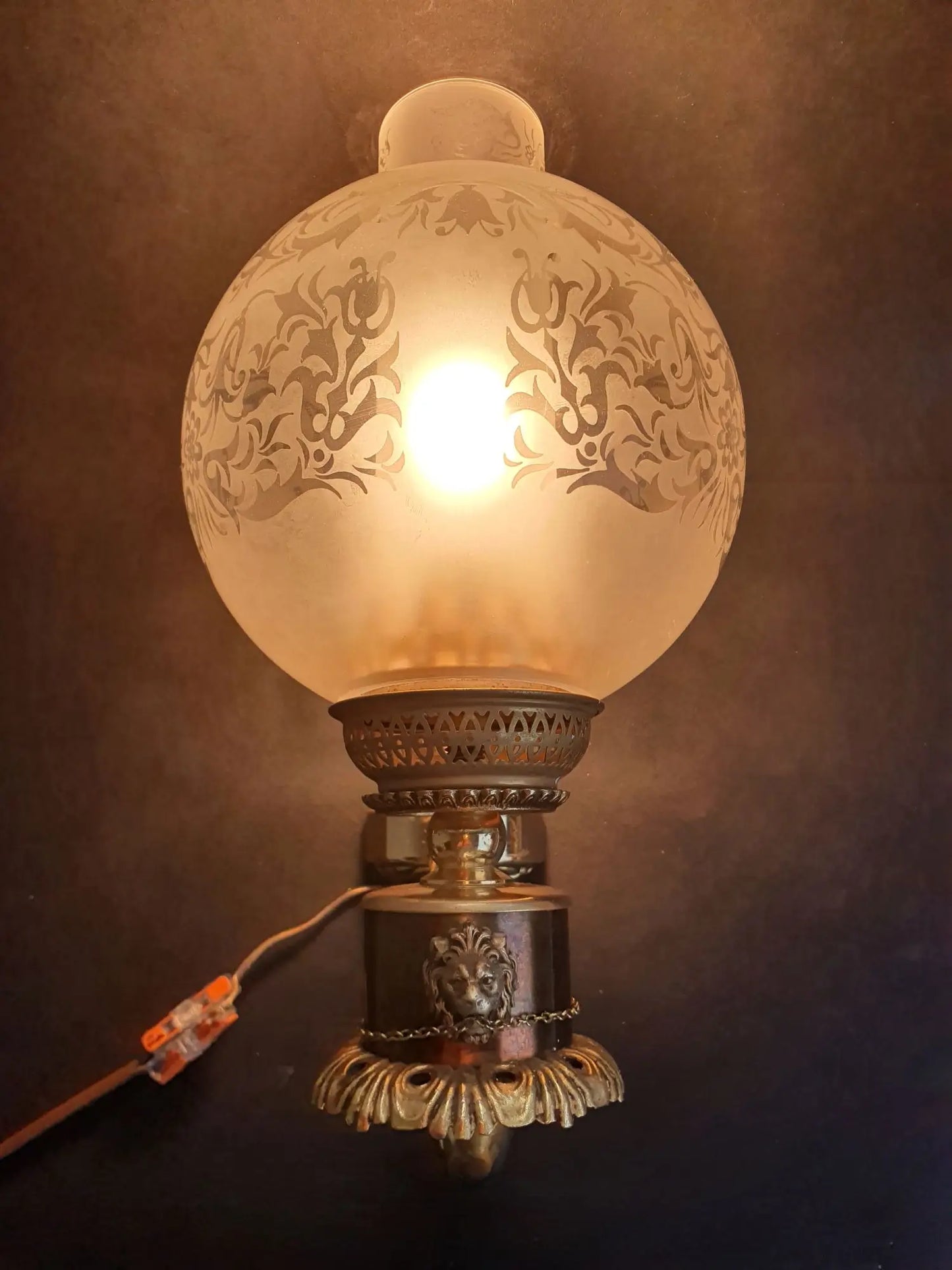 paire-appliques-murales-bronze-empire-napoleonIII-anciennes-tete-lion-allumee-1