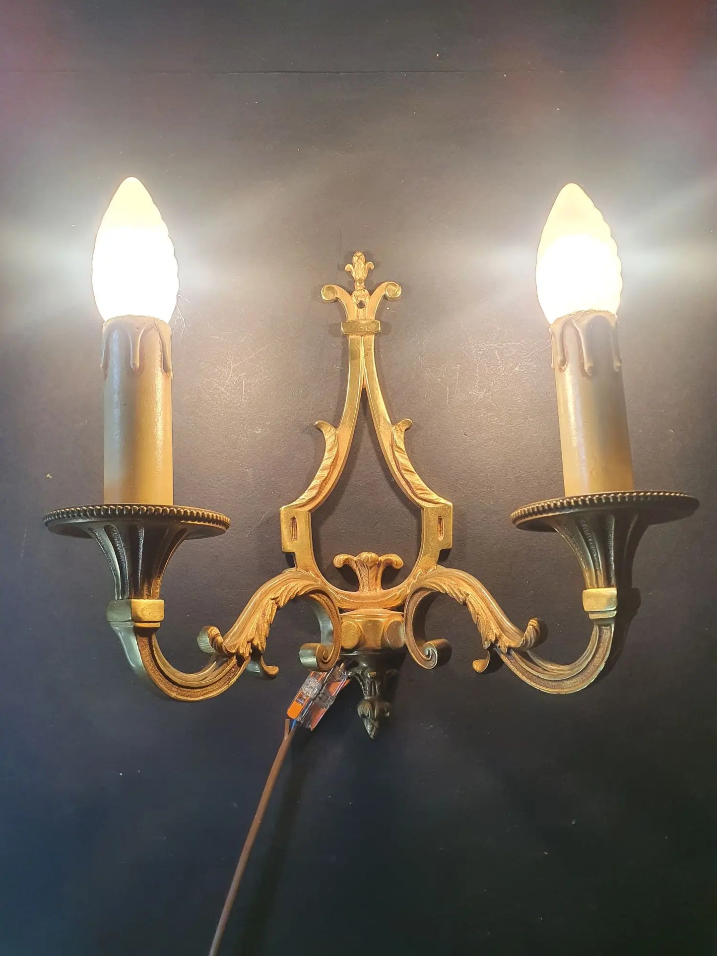 paire-appliques-murales-bronze-louis-xvi-lucien-gau-paris-vintage-allumee-1