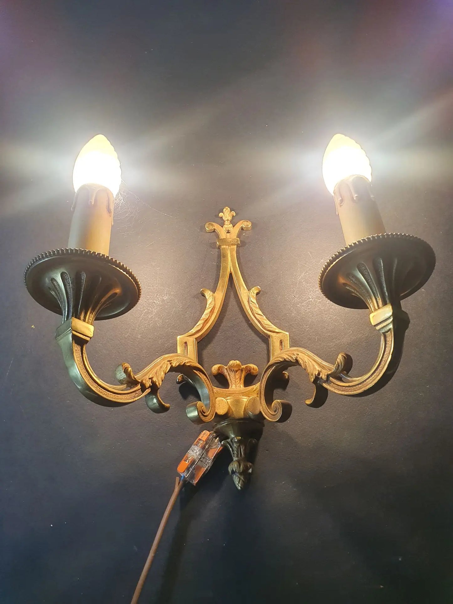paire-appliques-murales-bronze-louis-xvi-lucien-gau-paris-vintage-allumee-2
