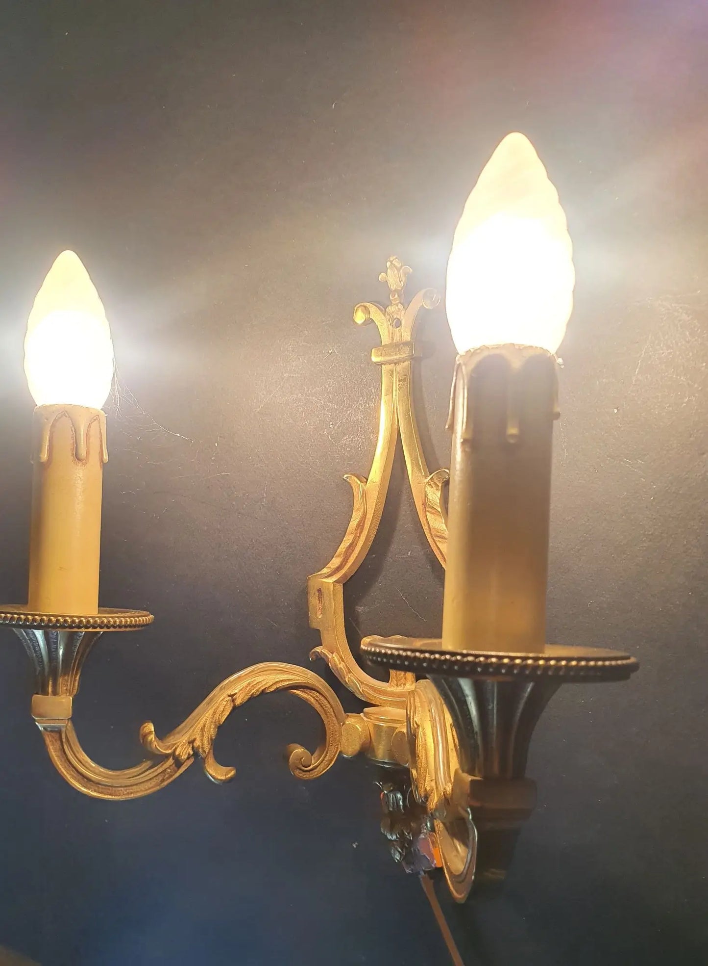 paire-appliques-murales-bronze-louis-xvi-lucien-gau-paris-vintage-allumee-3