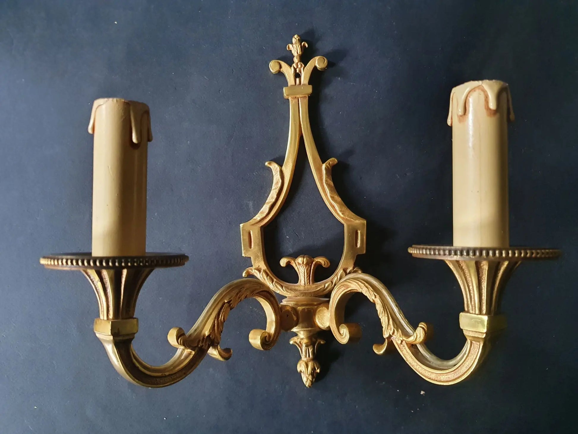 paire-appliques-murales-bronze-louis-xvi-lucien-gau-paris-vintage-detail-1