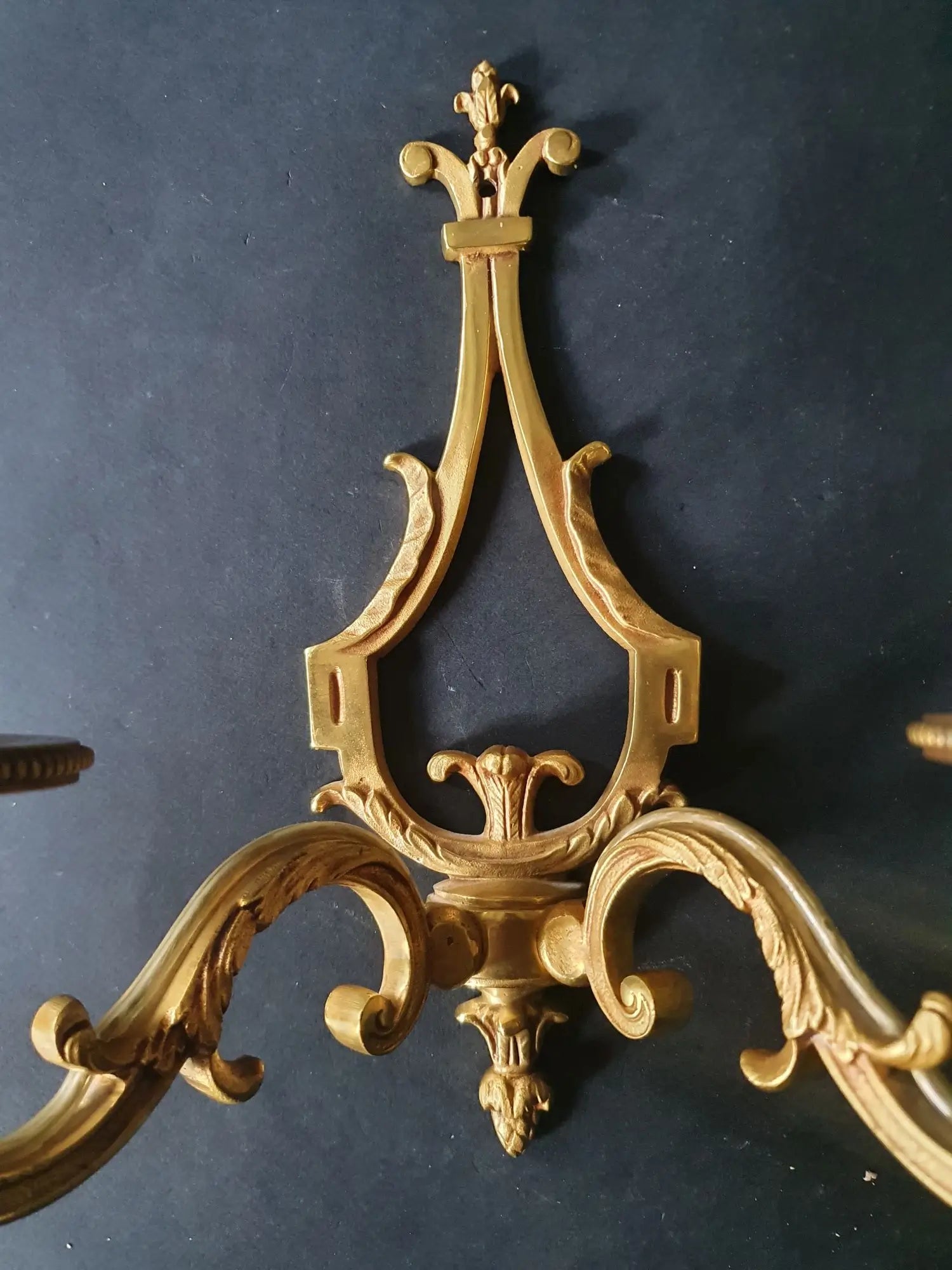 paire-appliques-murales-bronze-louis-xvi-lucien-gau-paris-vintage-detail-2