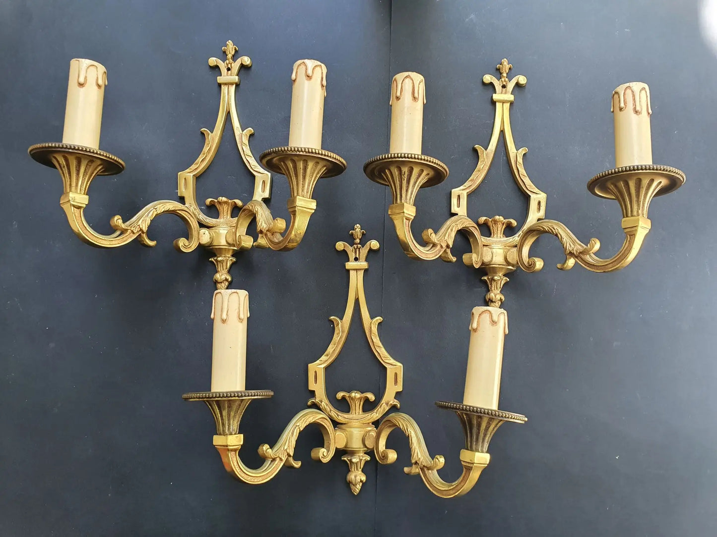 Trois appliques murales en bronze Louis XVI Lucien Gau Paris anciennes
