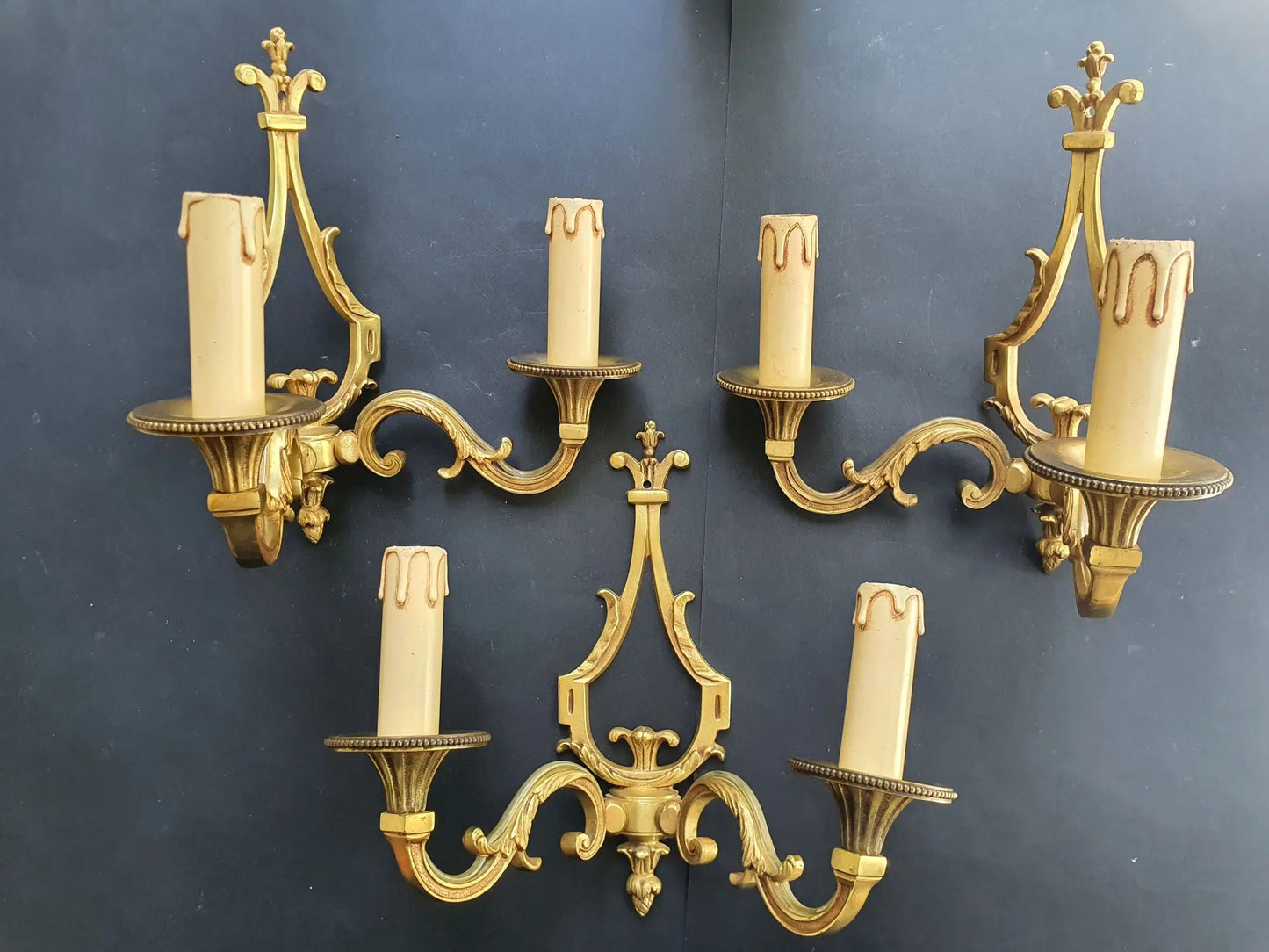 Trois appliques murales en bronze Louis XVI Lucien Gau Paris anciennes