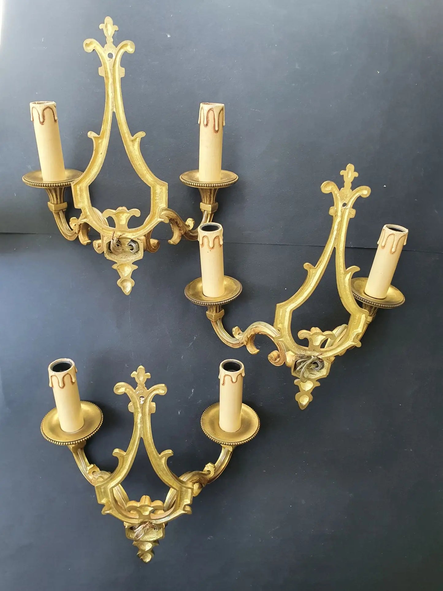 Trois appliques murales en bronze Louis XVI Lucien Gau Paris anciennes