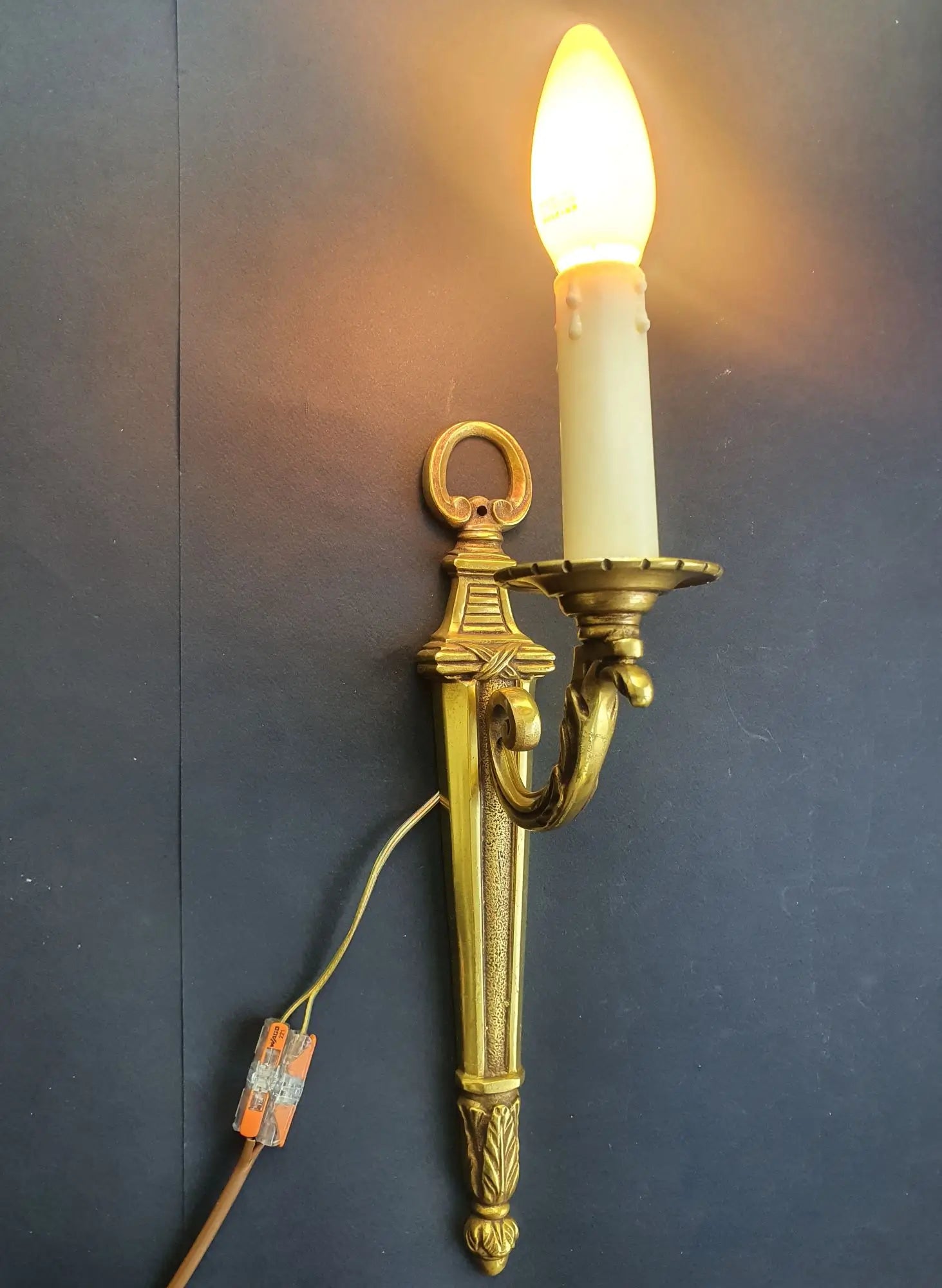 paire-appliques-murales-bronze-style-empire-napoleoniii-neoclasique-vintage-anciennes-allumee-1
