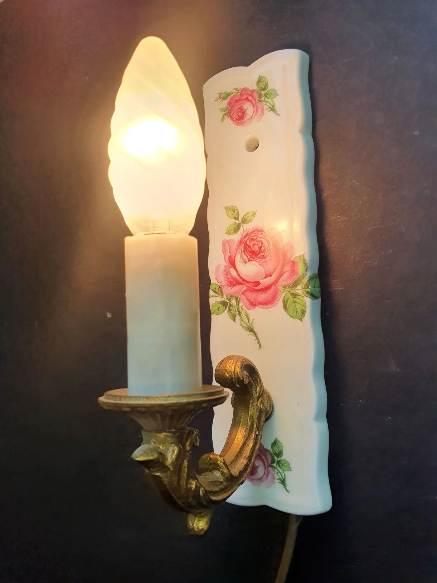 paire-appliques-murales-ceramique-limoge-vintage-allumee-2