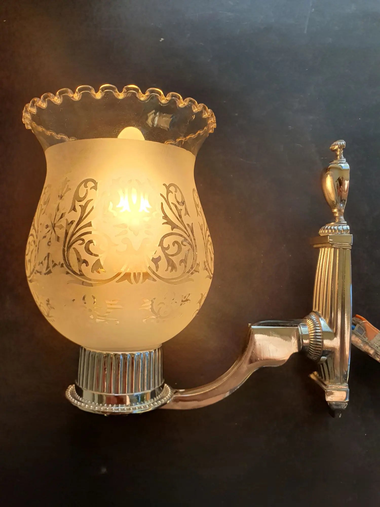 paire-appliques-murales-chromees-salle-de-bain-anciennes-vintage-allumee-1