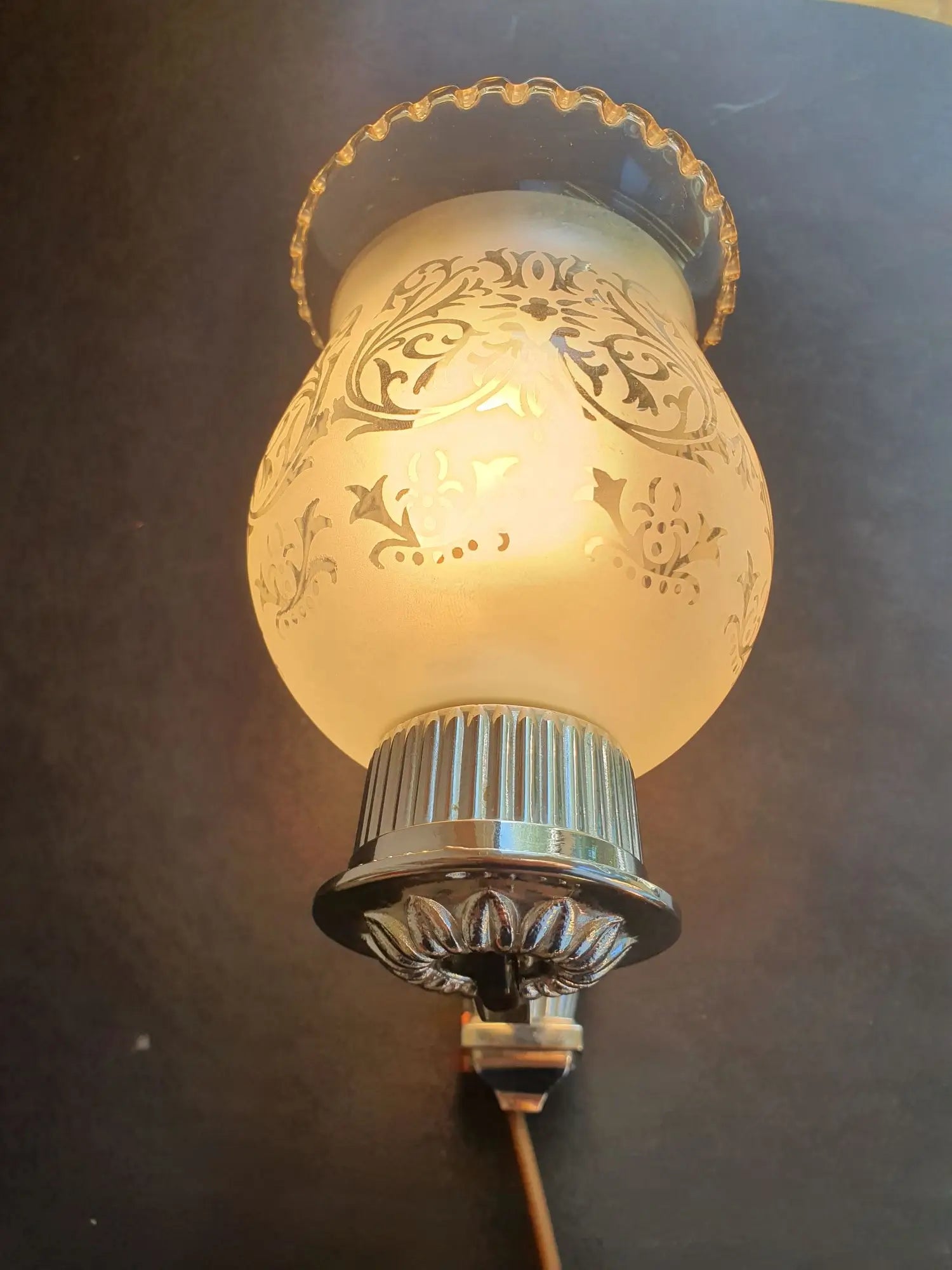 paire-appliques-murales-chromees-salle-de-bain-anciennes-vintage-allumee-3