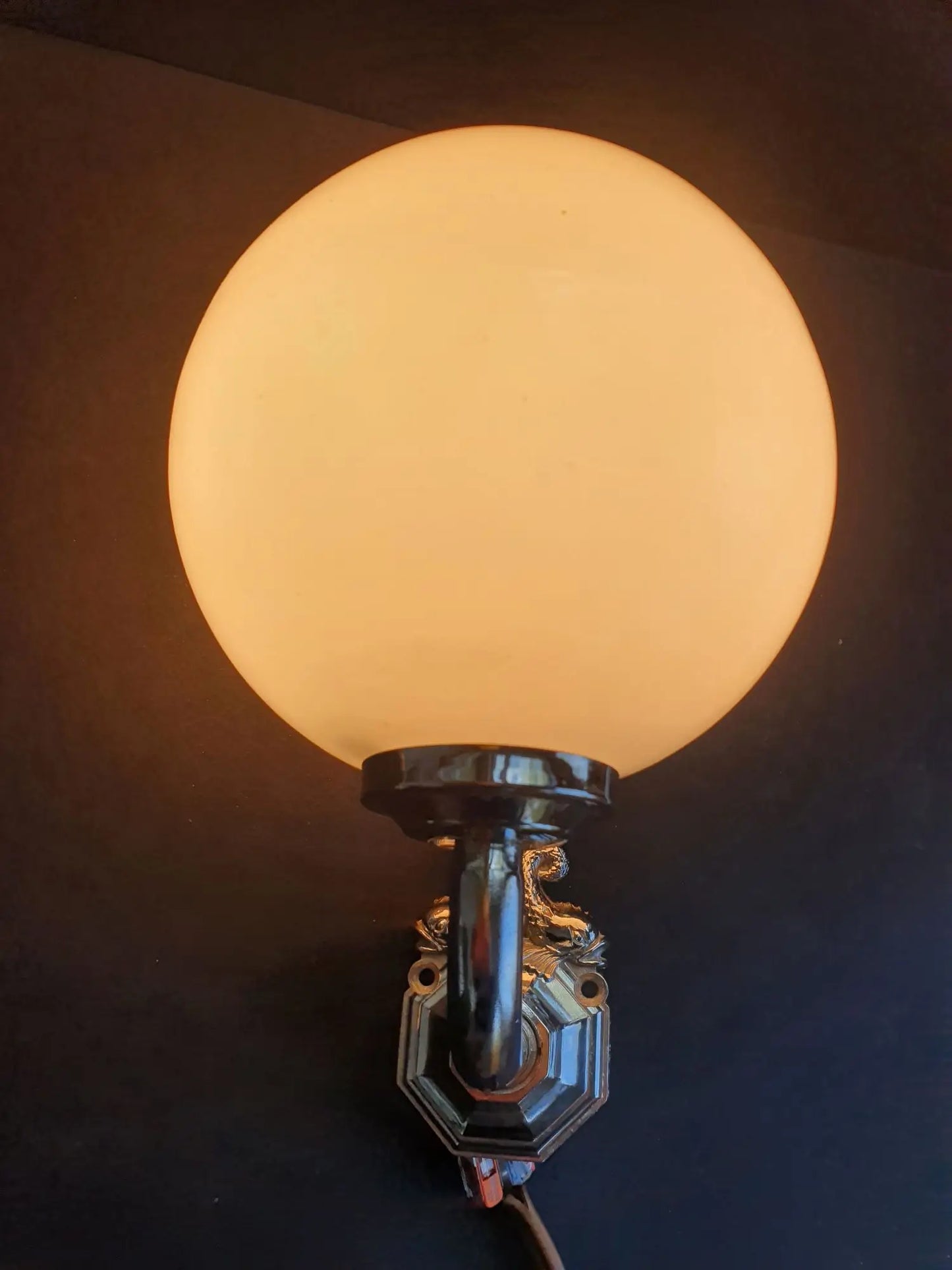 paire-appliques-murales-chromees-salle-de-bain-motif-poisson-vintage-allumee-1