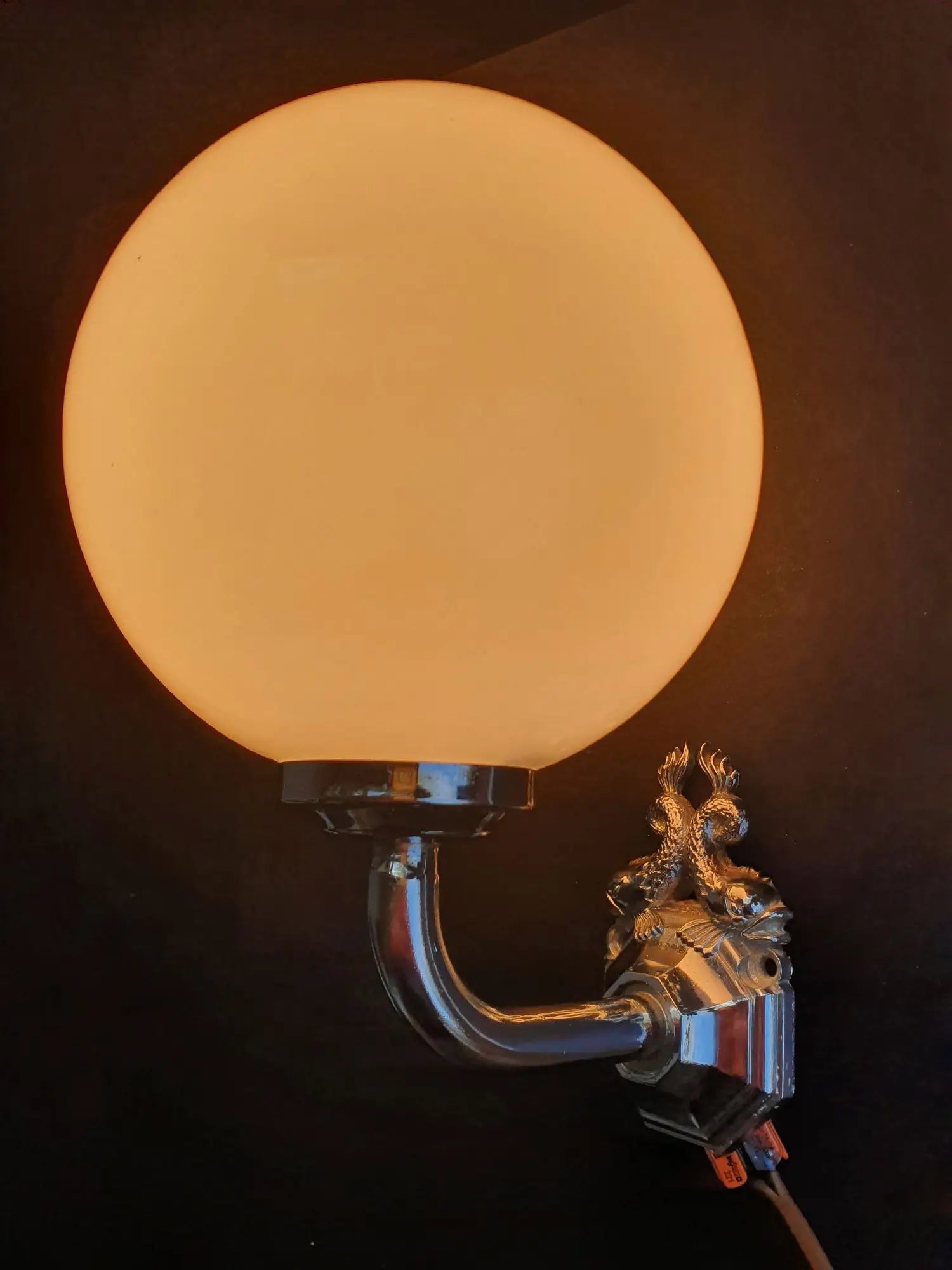 paire-appliques-murales-chromees-salle-de-bain-motif-poisson-vintage-allumee-2