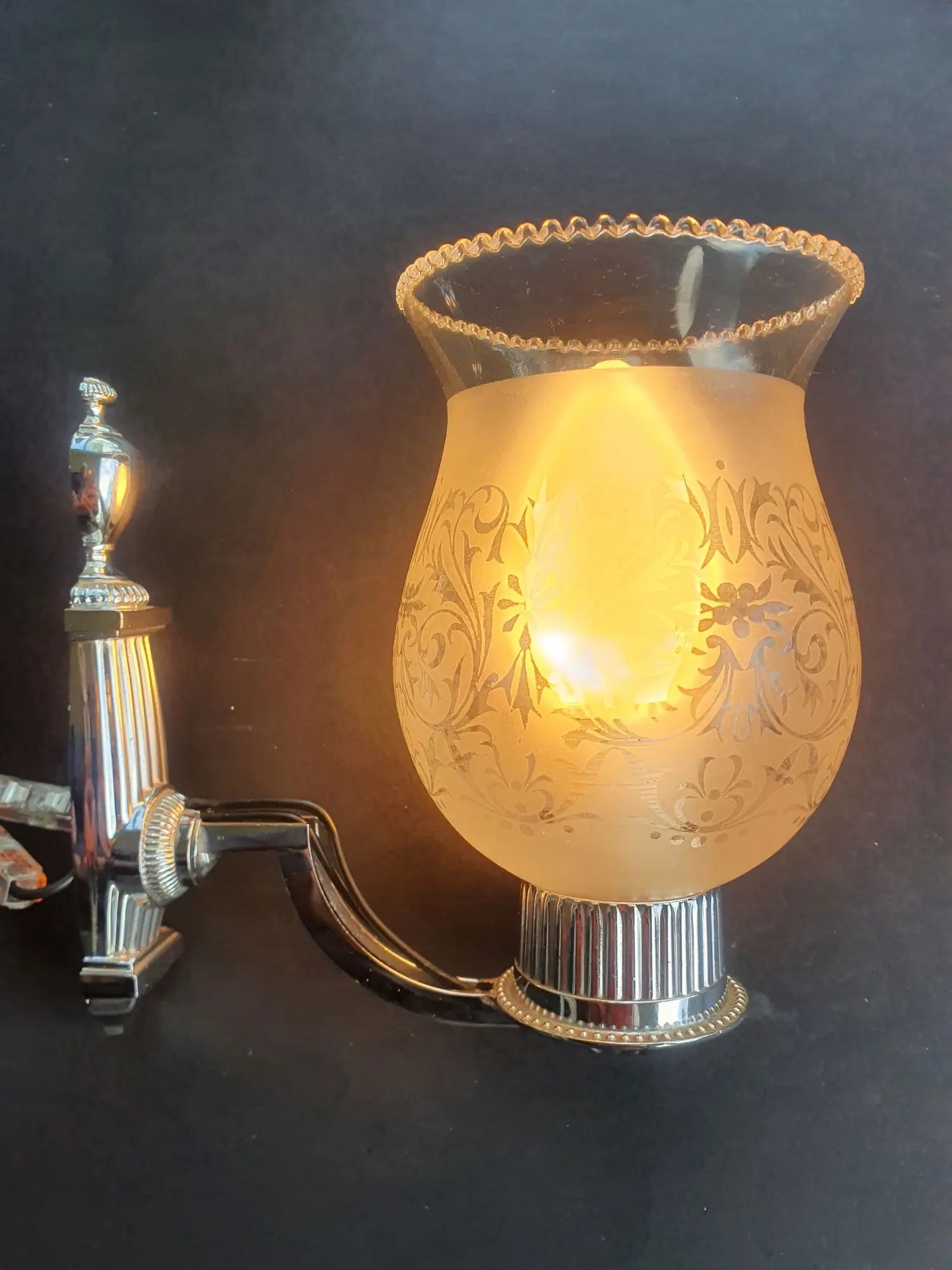 paire-appliques-murales-chromees-salle-de-bain-vintage-anciennes-allumee-1