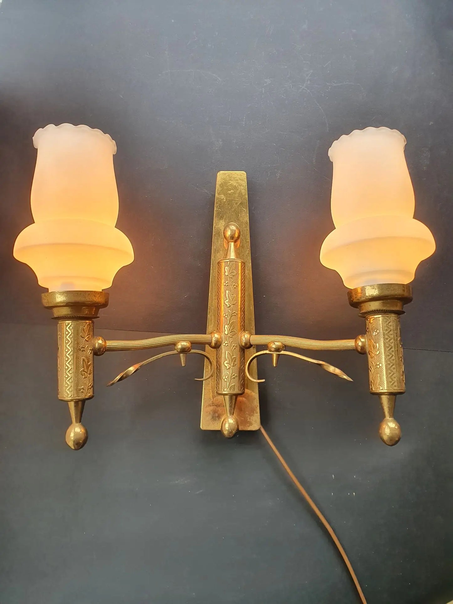 paire-appliques-murales-dorees-anciennes-vintage-opaline-allumee-1