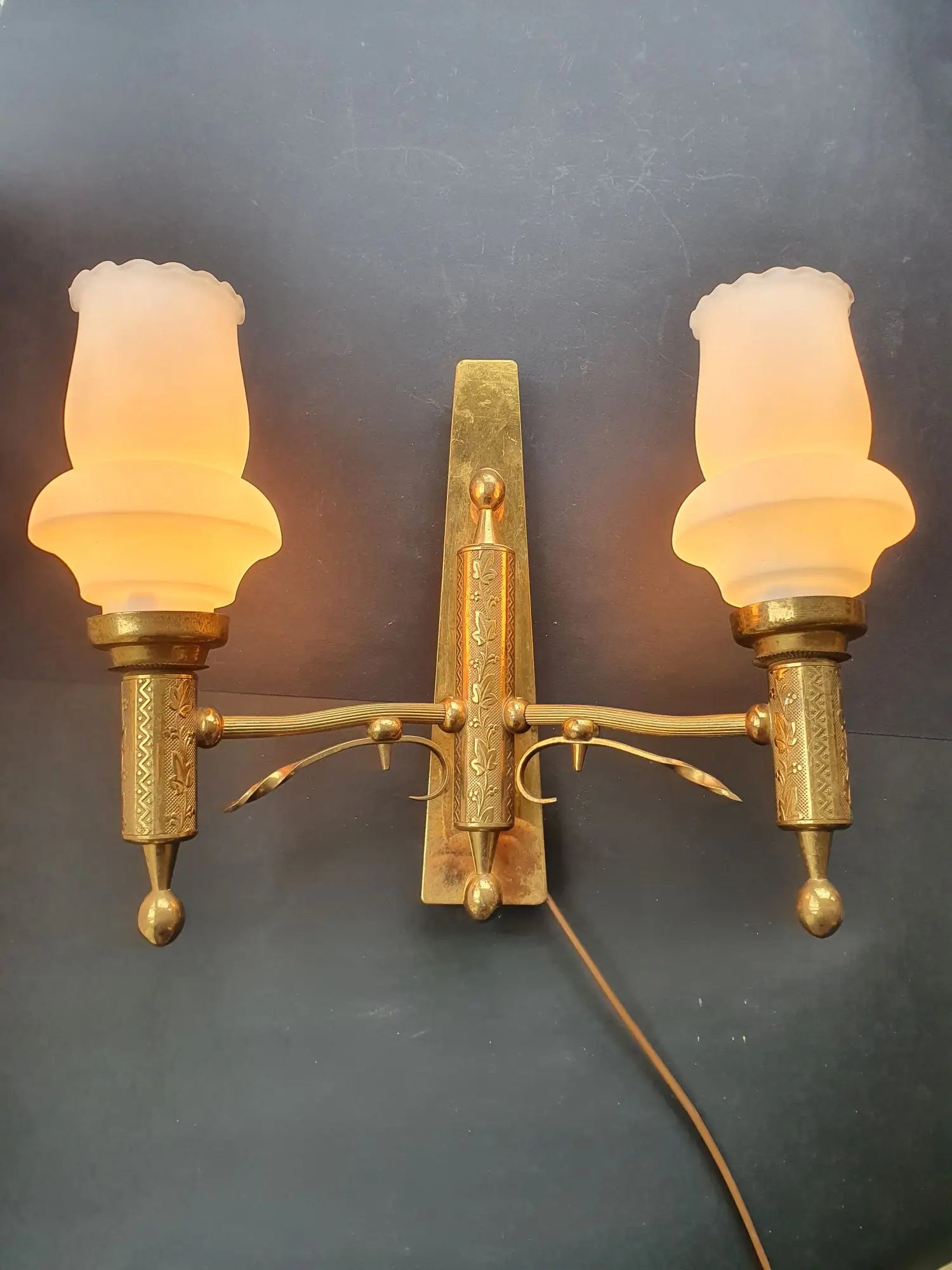 paire-appliques-murales-dorees-anciennes-vintage-opaline-allumee-1