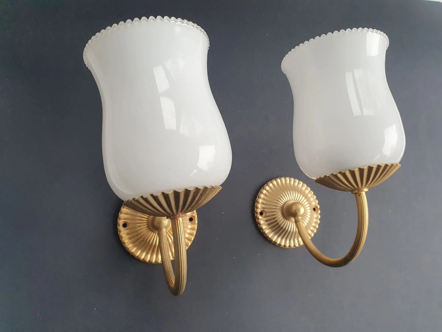 paire-appliques-murales-dorees-globes-opalines-vintage-2