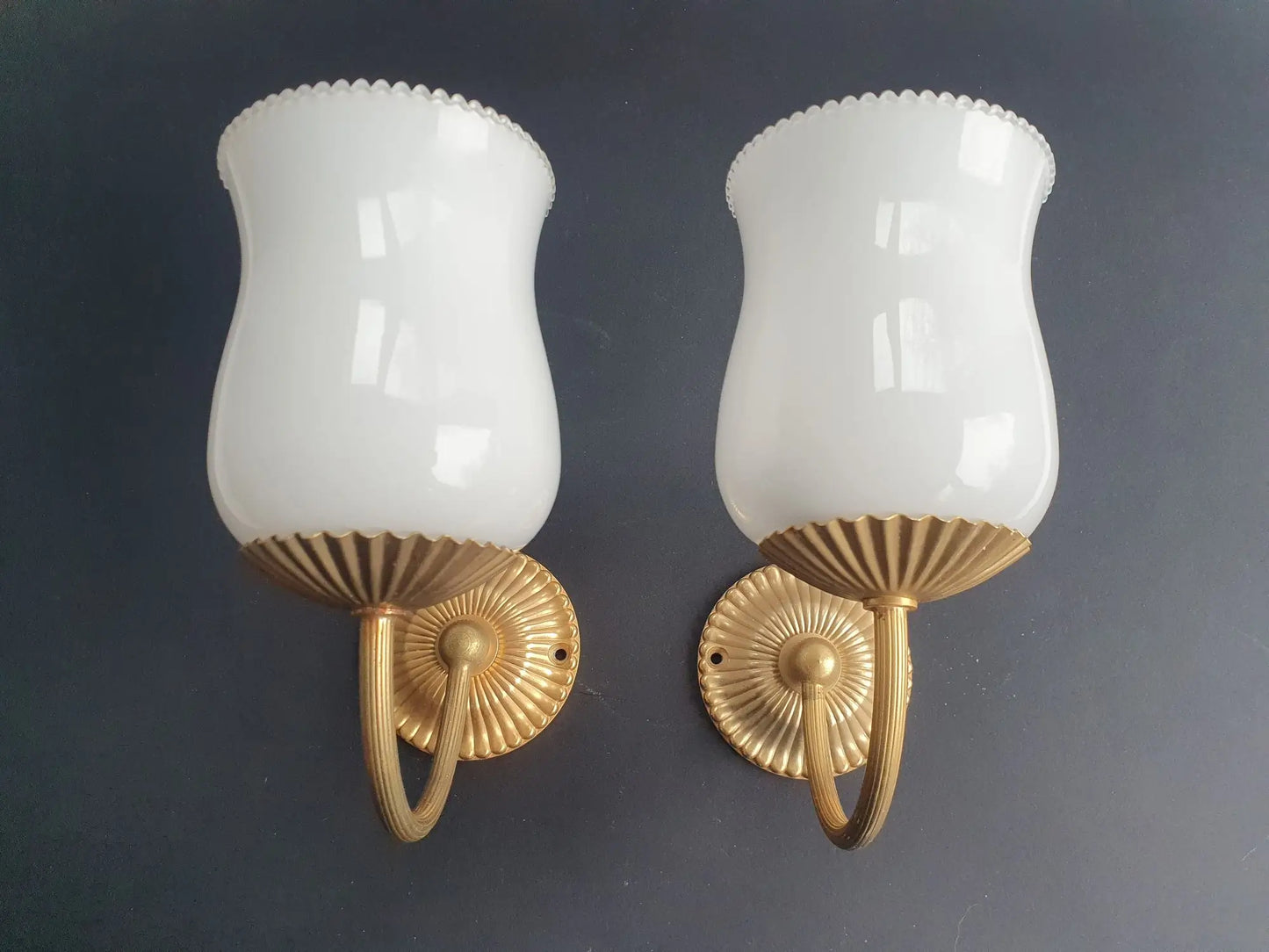 paire-appliques-murales-dorees-globes-opalines-vintage-3