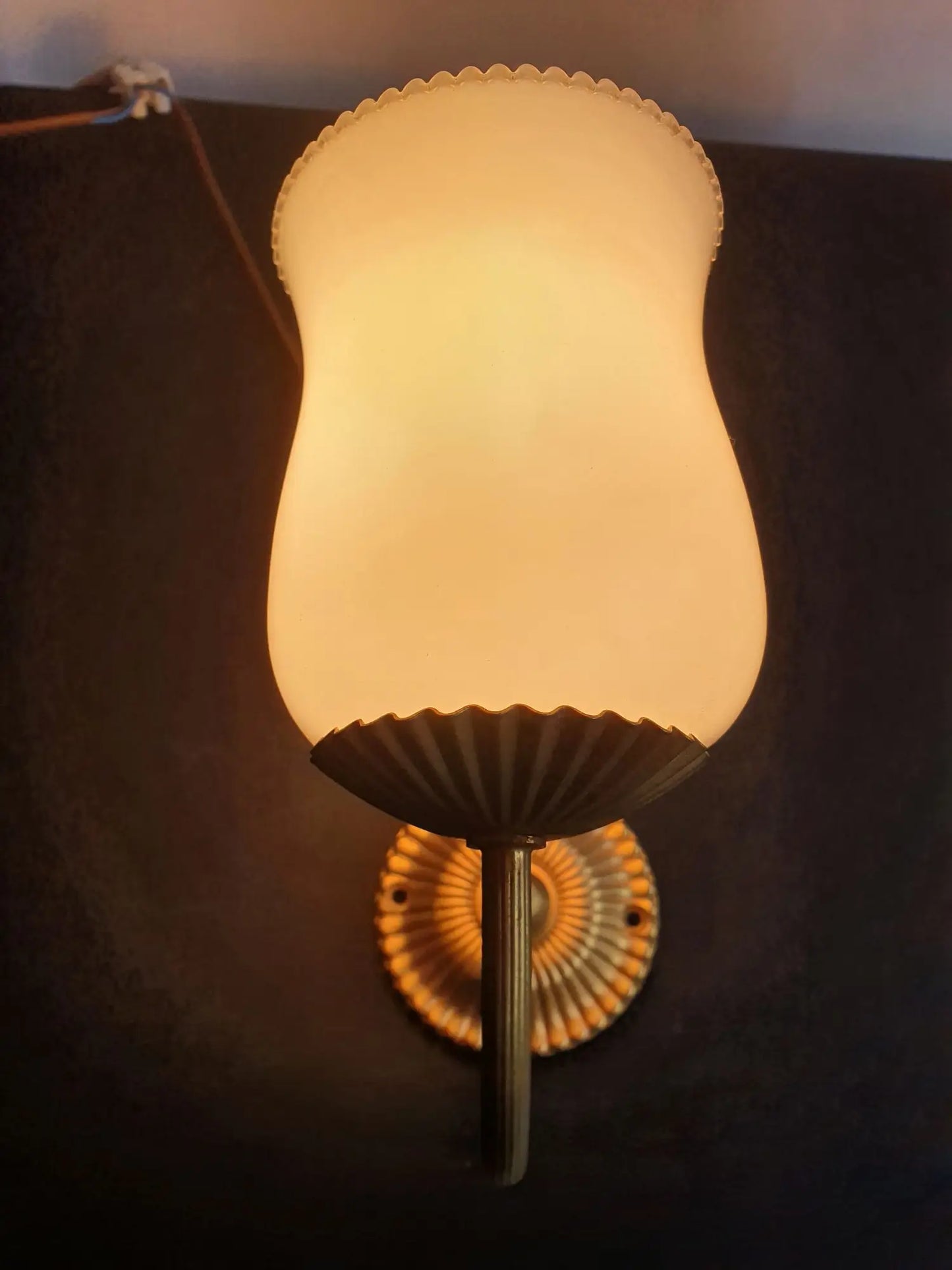 paire-appliques-murales-dorees-globes-opalines-vintage-allumee-1